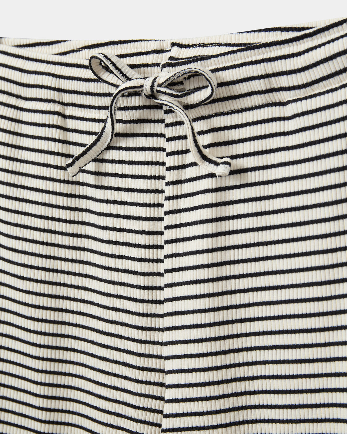 sofie-schnoor-young-abigalesy-hose-black-striped-bio image 3