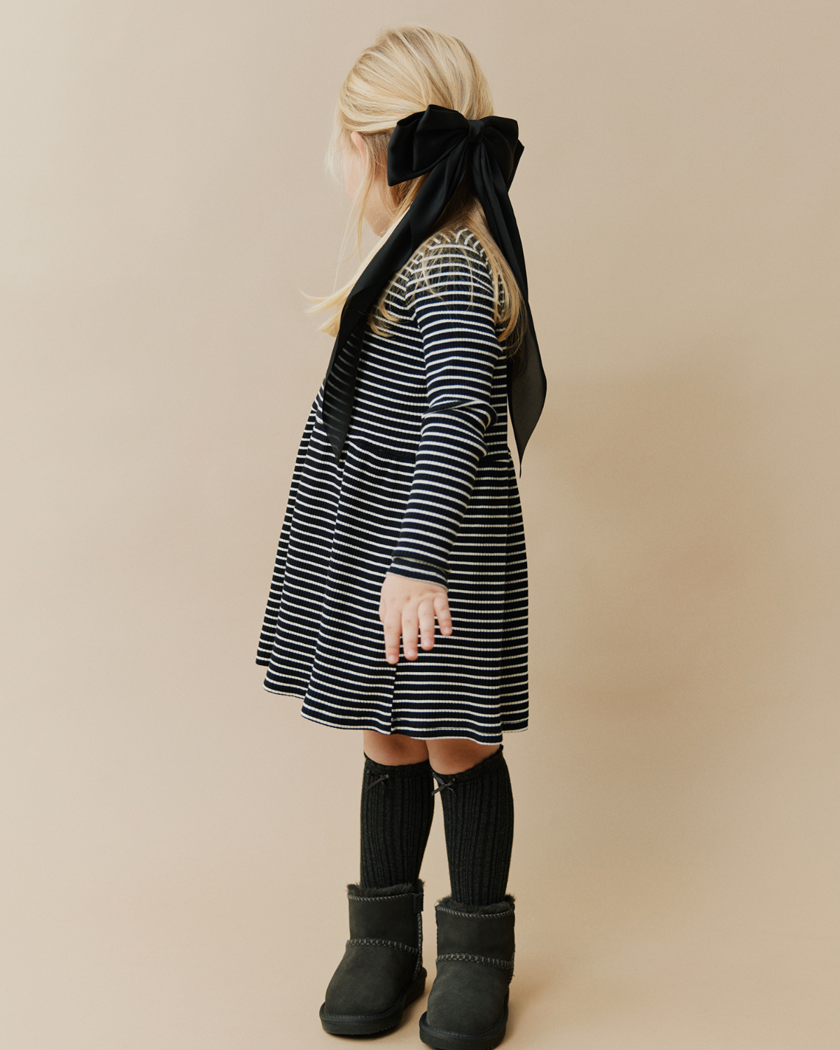 sofie-schnoor-kids-berrask-kleid-schwarz-gestreift-erdbeeren image 3