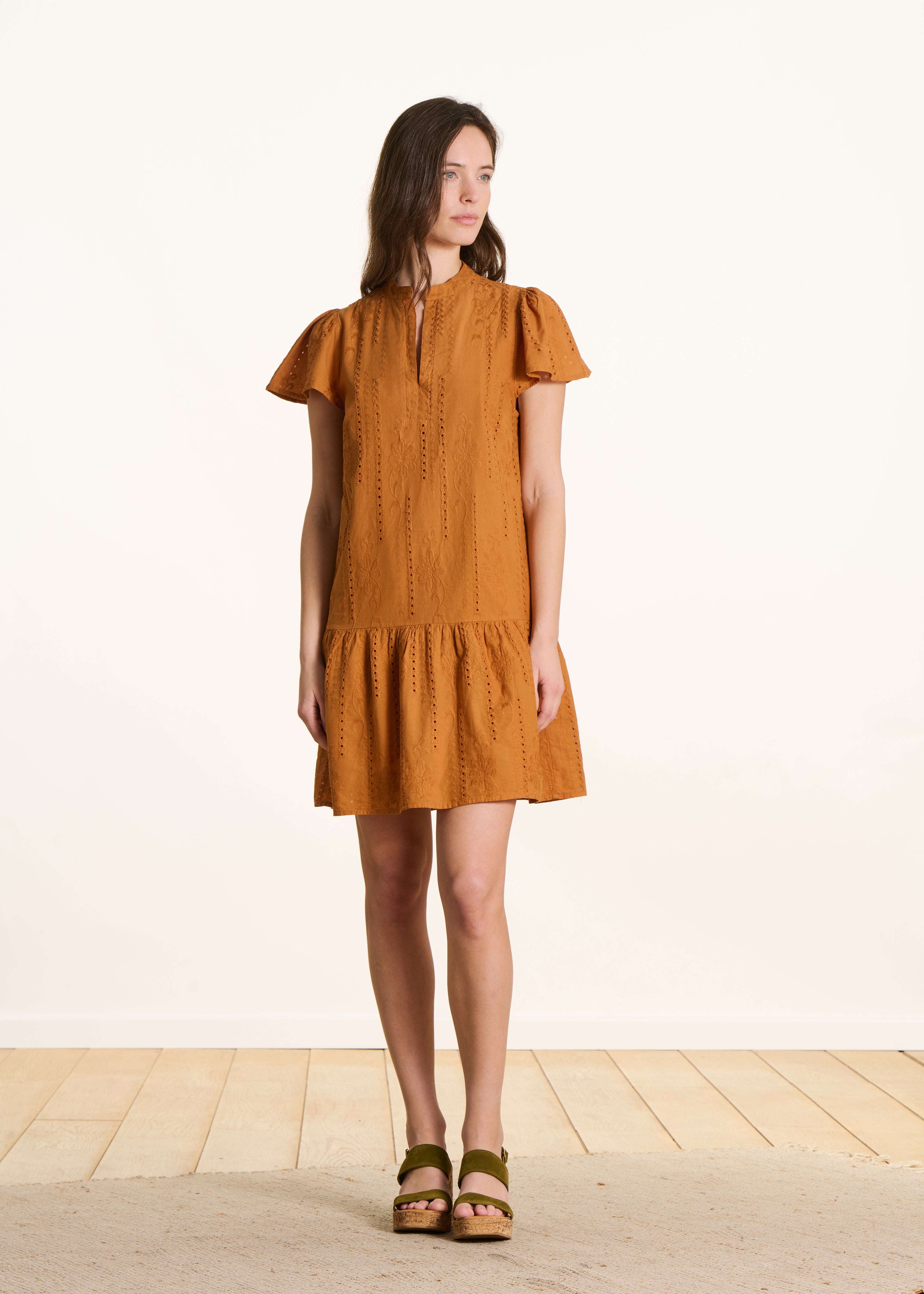 la-f-e-marabout-e-frame-kleid-broderie-ocker-volant image 1