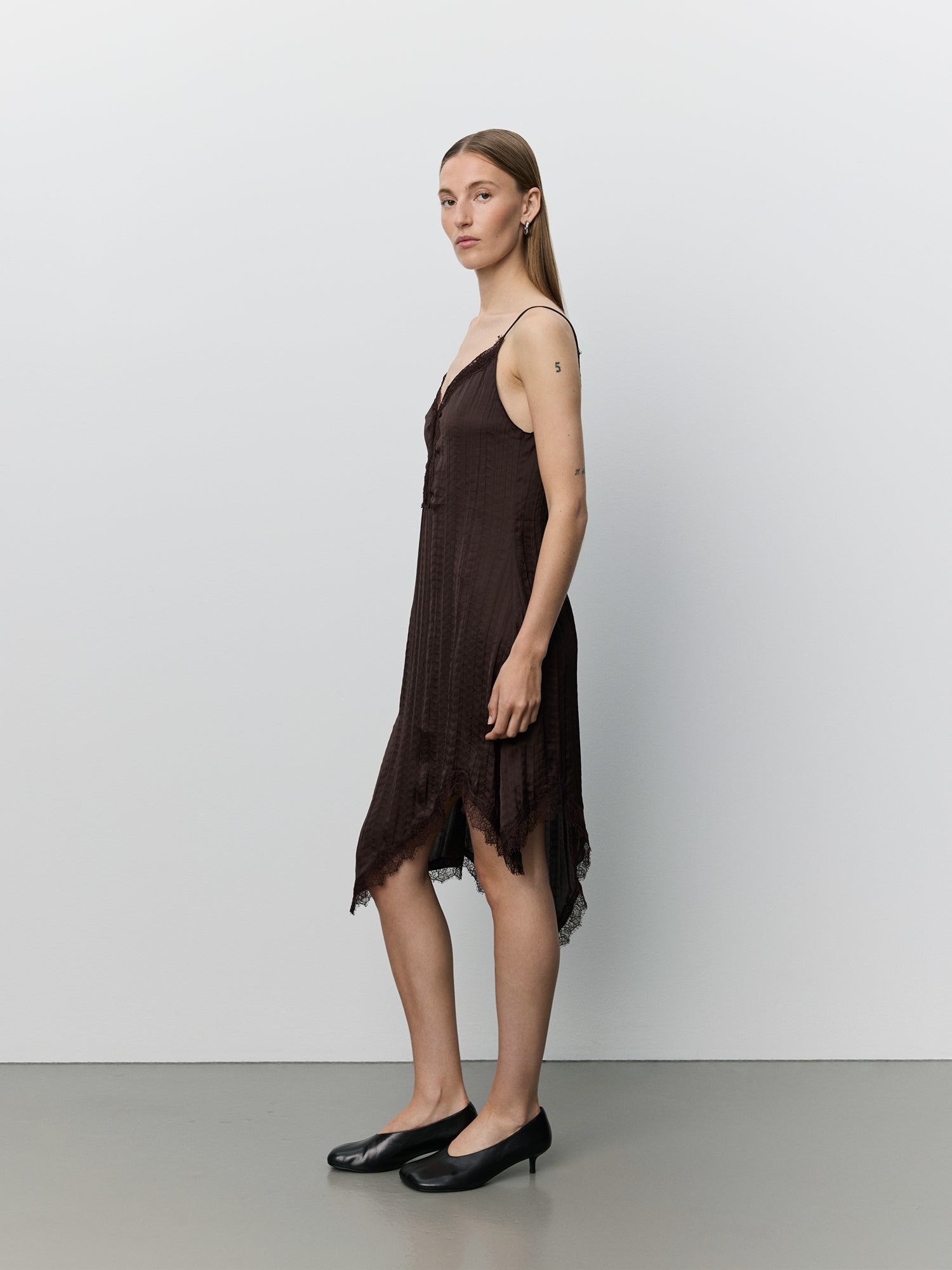 sofie-schnoor-women-winonasw-slip-dress-kleid-dunkelbraun-satin image 3