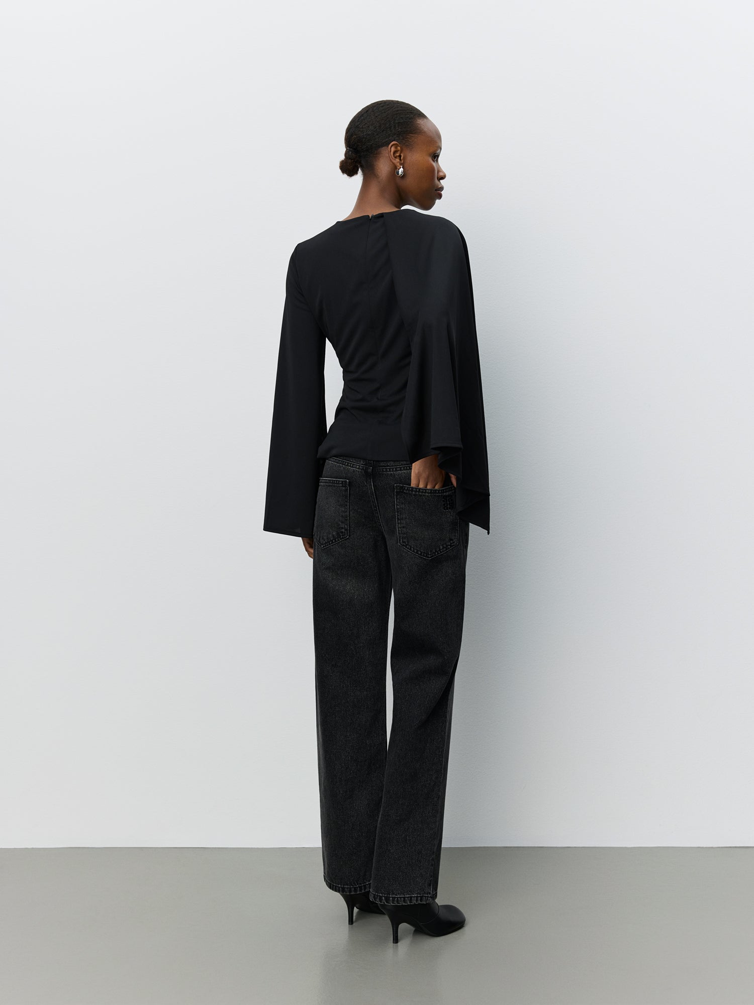 sofie-schnoor-caranasw-cape-bluse-schwarz image 4