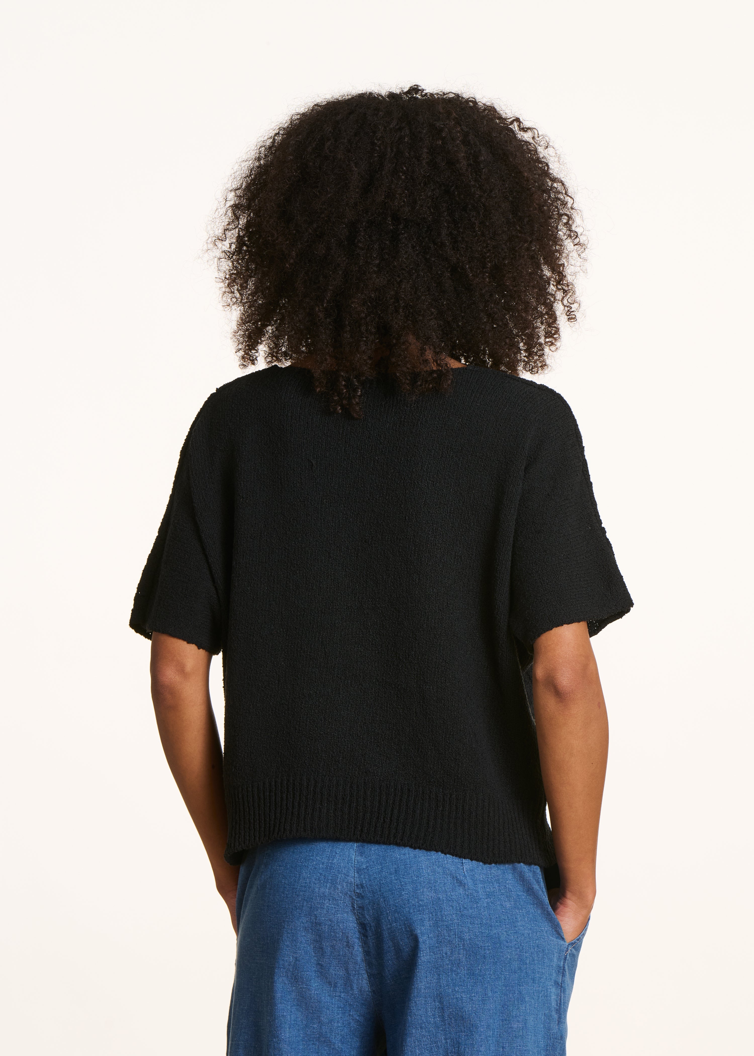 la-f-e-marabout-e-florius-pullover-schwarz-lochstrick-kurzarm image 3