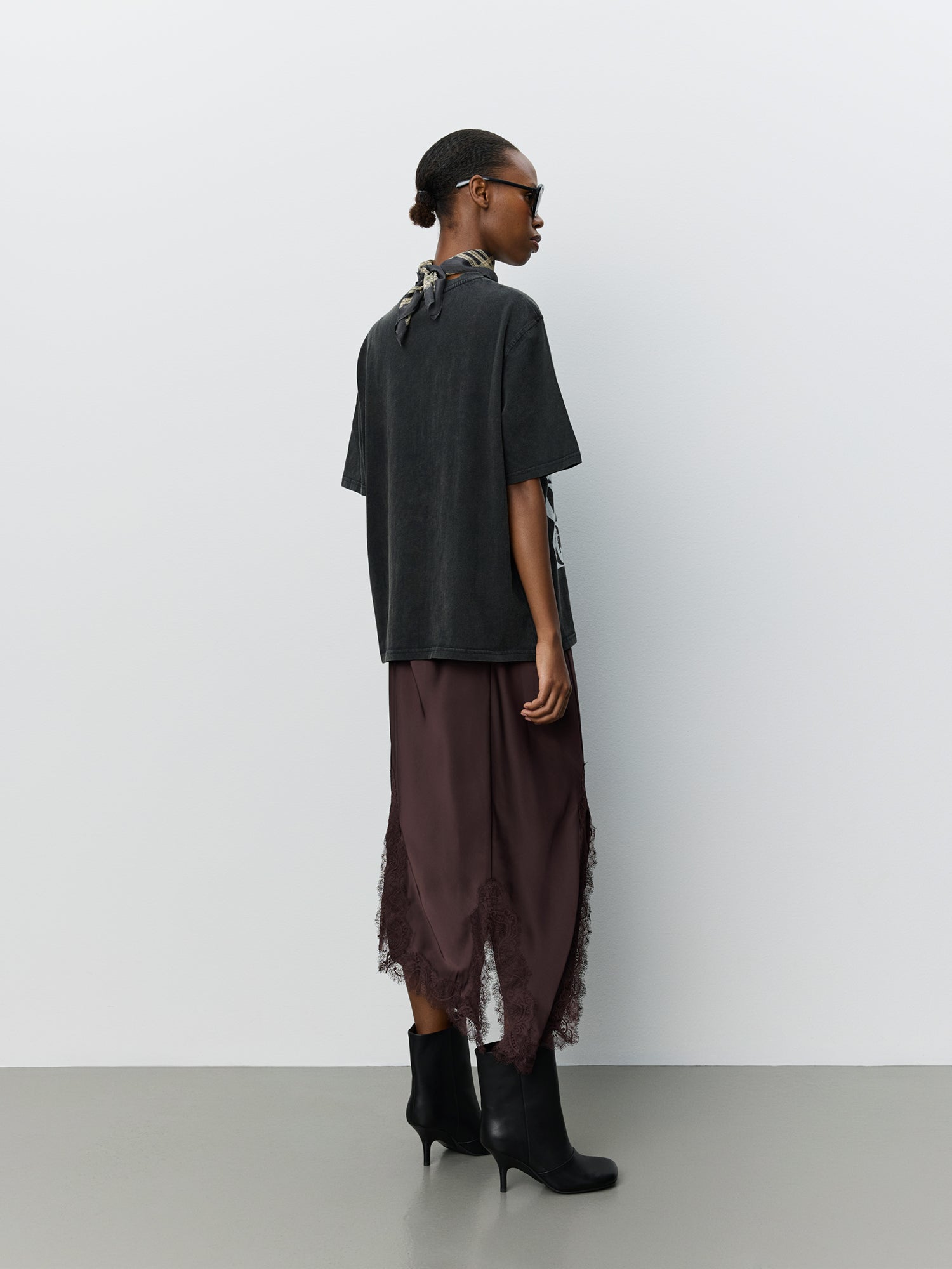 sofie-schnoor-women-maesw-oversize-t-shirt-washed-black-baumwolle image 4