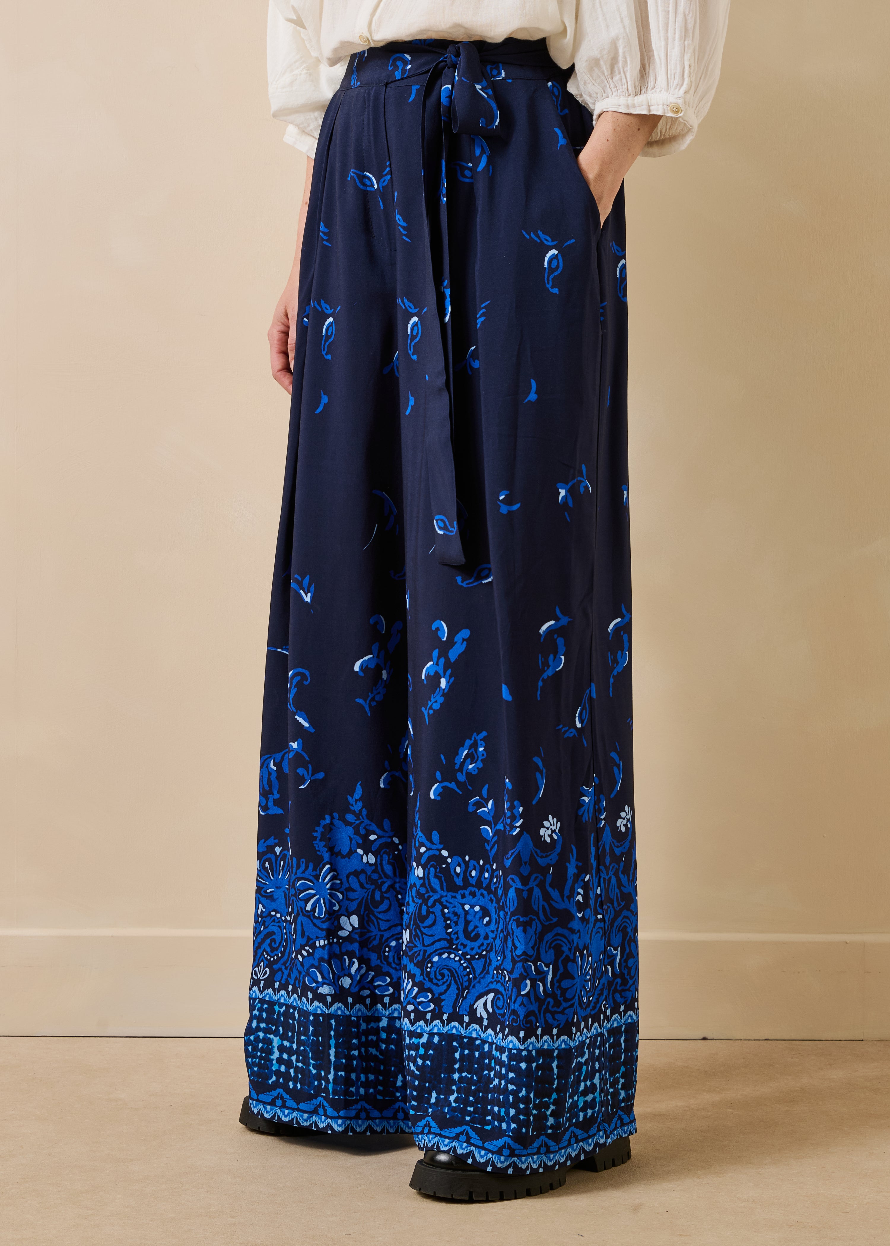 la-f-e-marabout-e-simba-hose-blau-weit-blumen-bindeg-rtel image 2