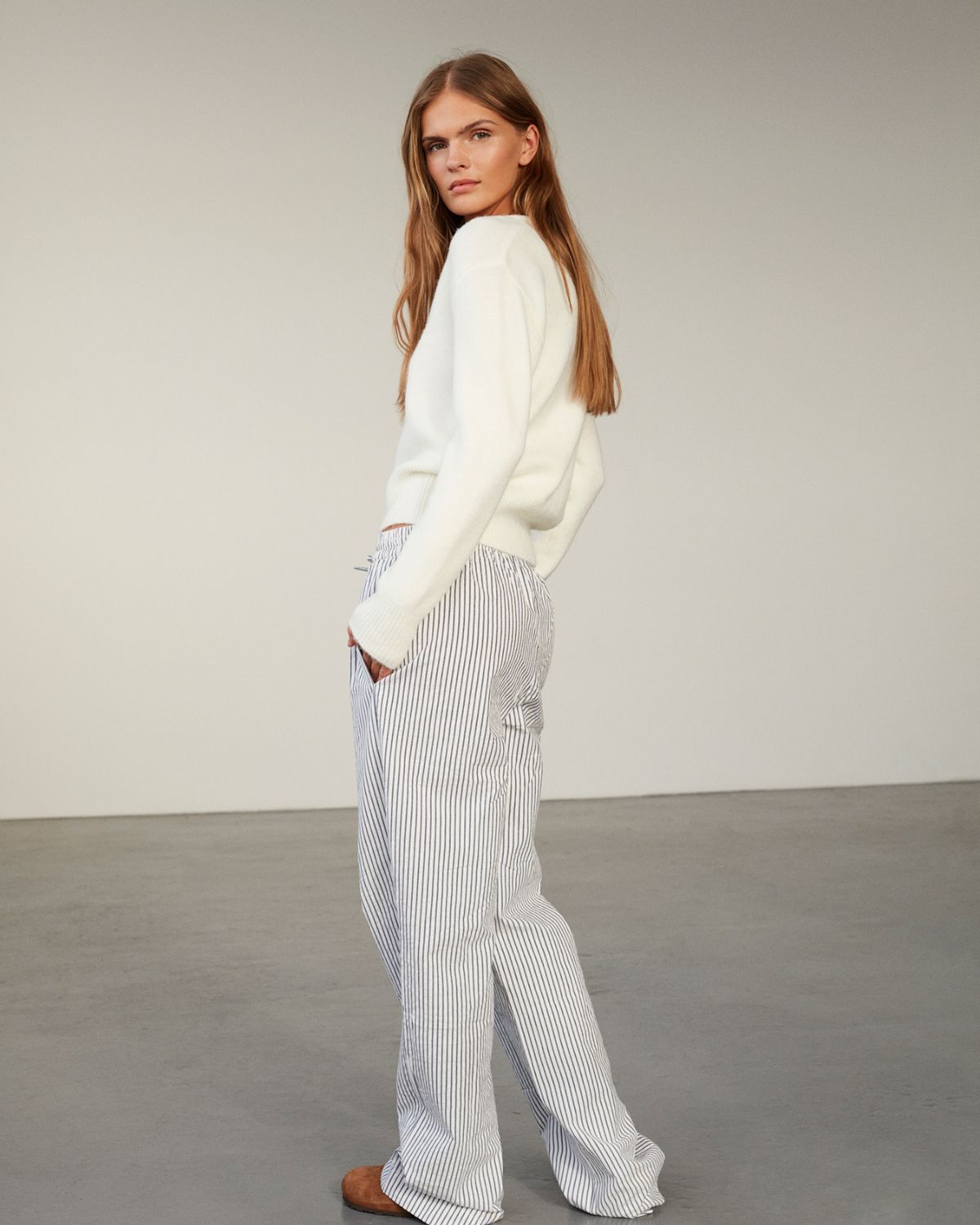 sofie-schnoor-women-abigailsw-hose-dunkelblau-gestreift-baumwolle image 3