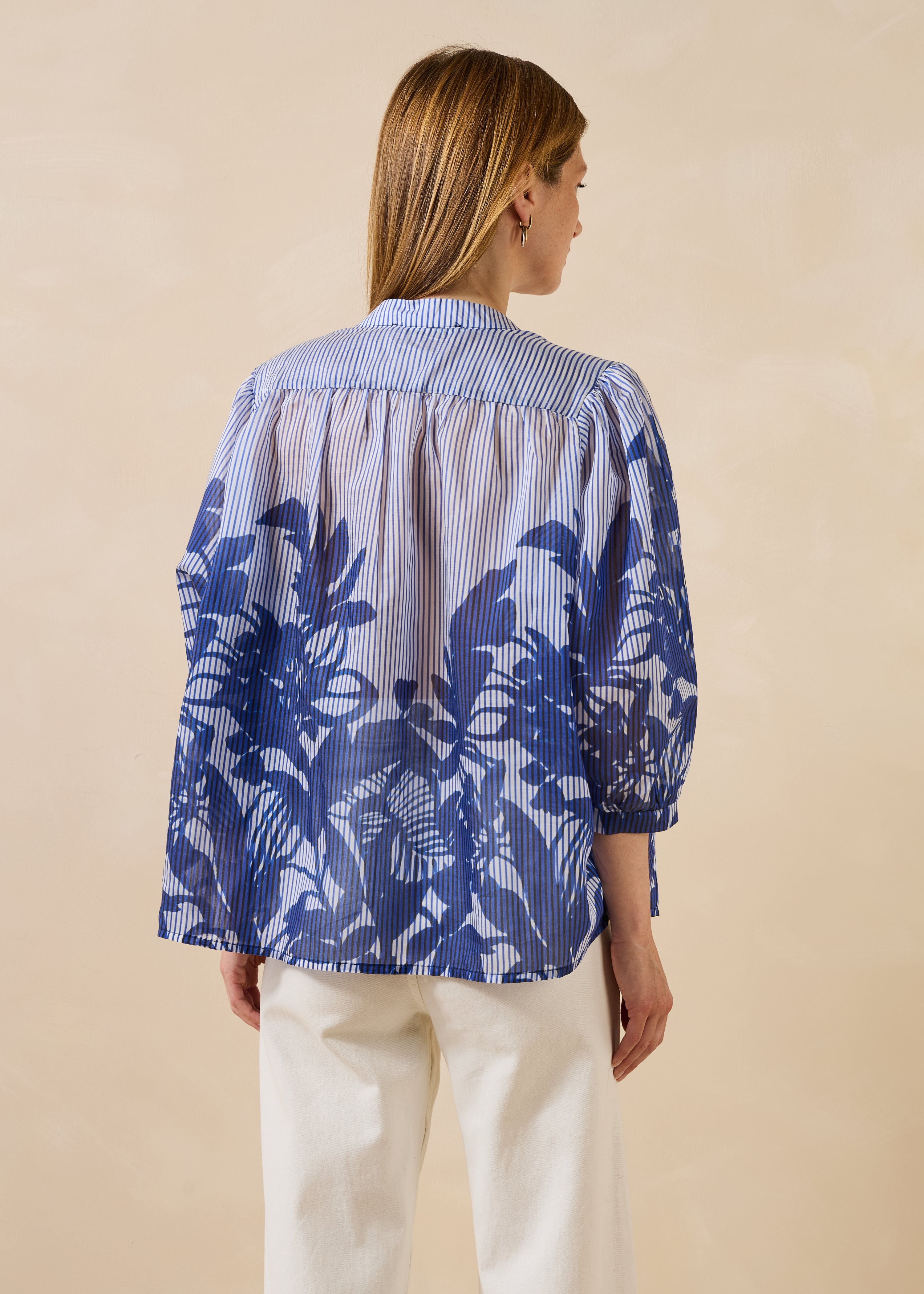la-f-e-marabout-e-bluse-douwina-blau-streifen-floral image 3