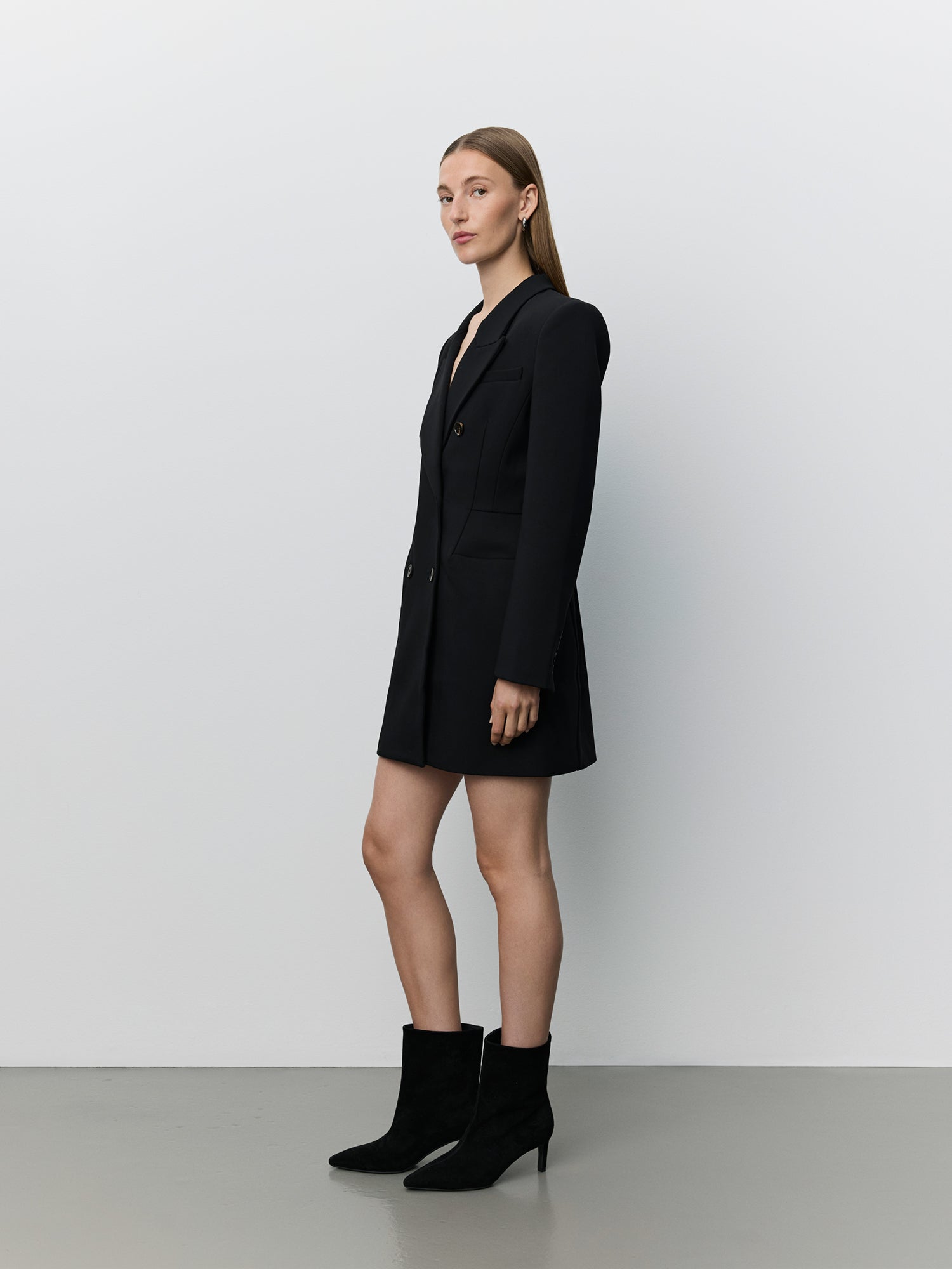 sofie-schnoor-women-avinorasw-blazerkleid-schwarz-tailliert-6-knopf image 3