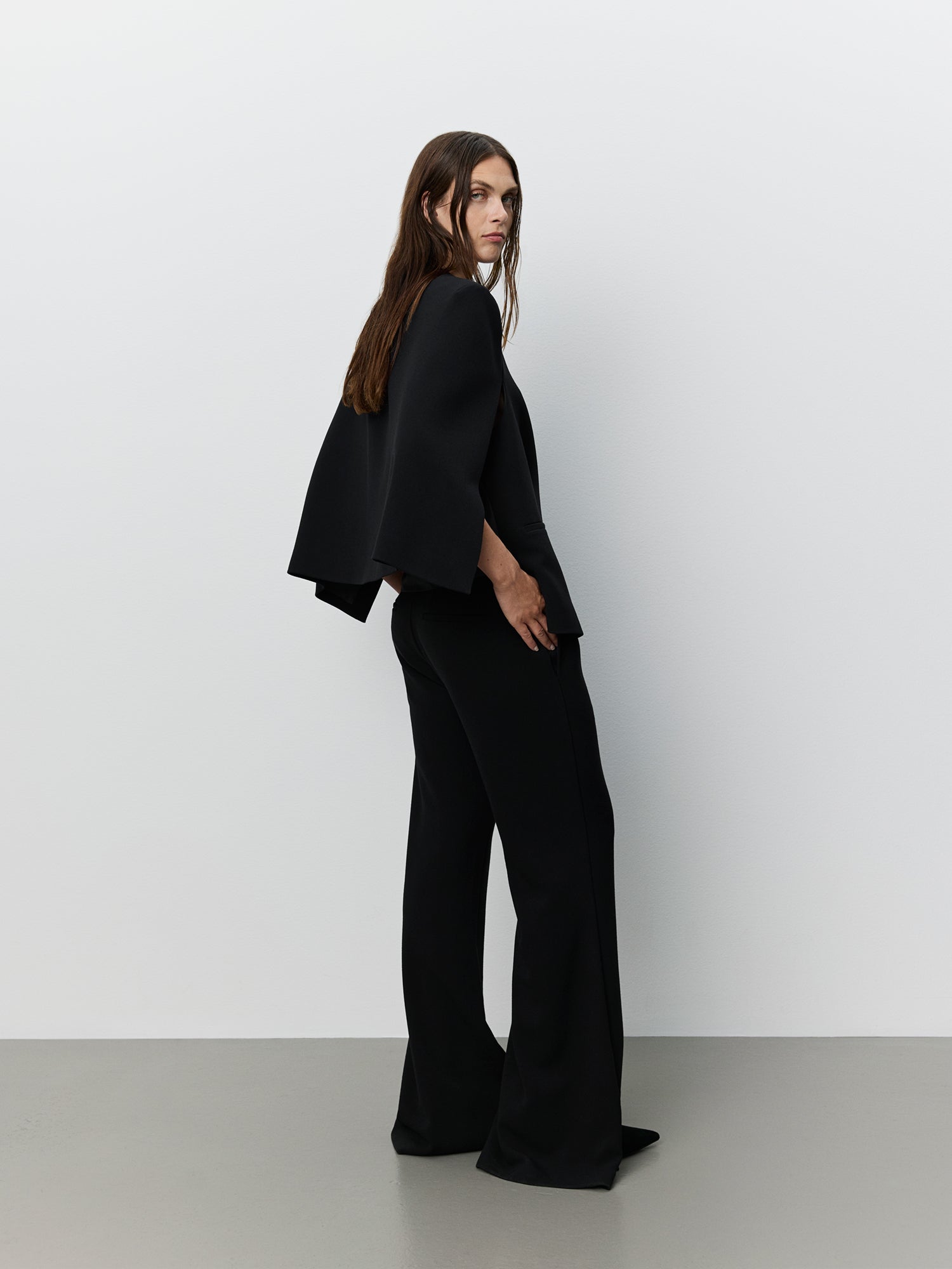 sofie-schnoor-icon-frederikkesw-anzughose-schwarz-flared image 4