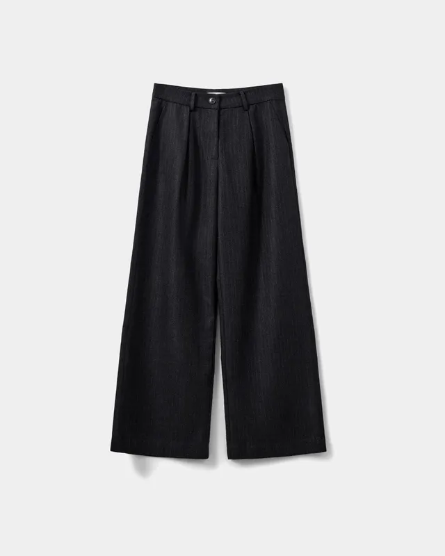 sofie-schnoor-women-nathaliasw-hose-schwarz-nadelstreifen image 1