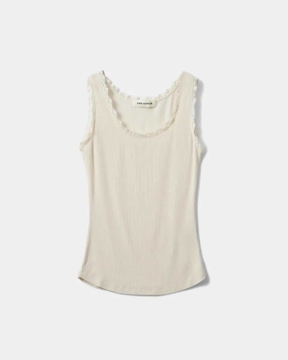 sofie-schnoor-women-ulrikke-top-off-white-spitze-slim-fit image 1