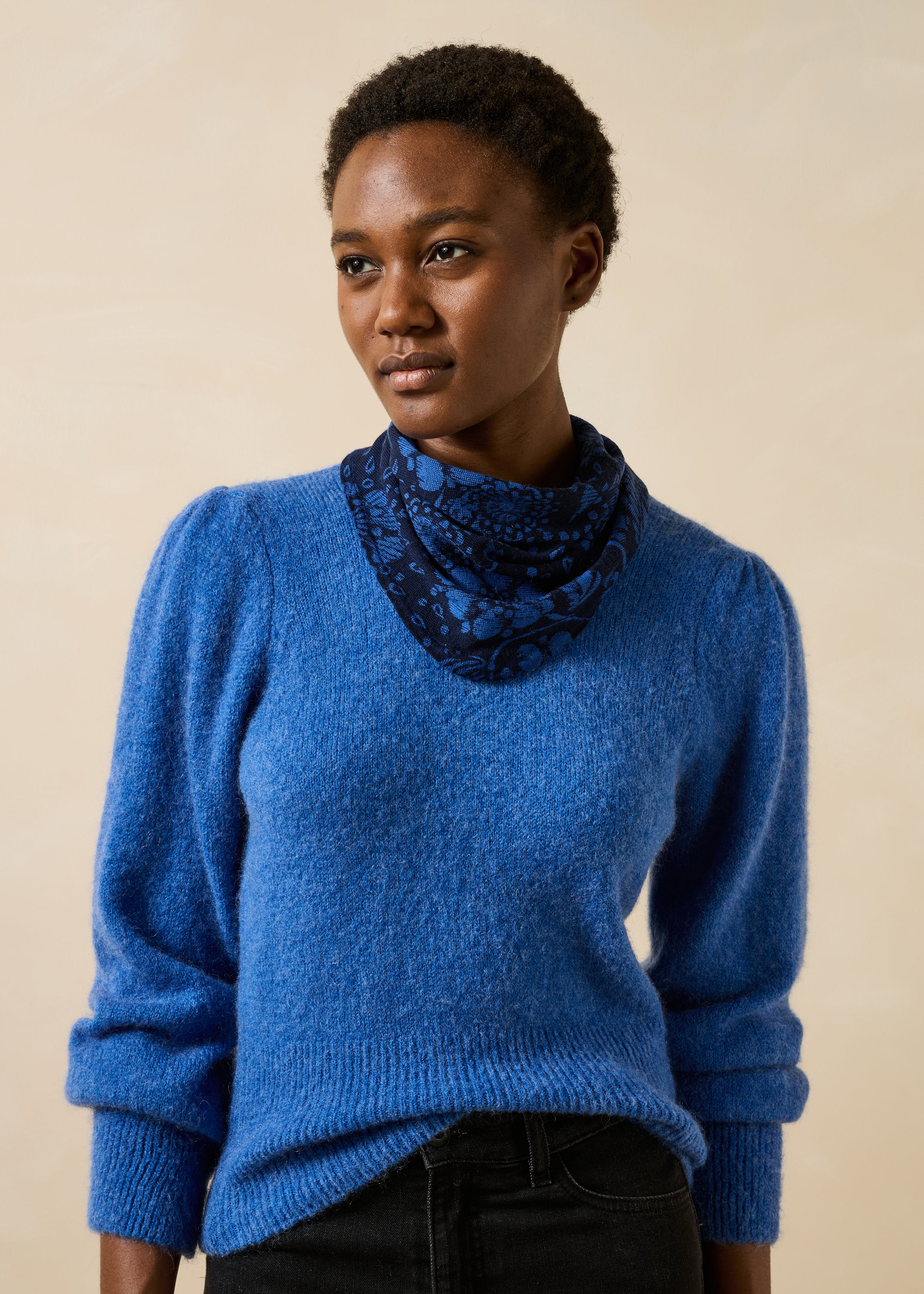 la-f-e-marabout-e-guana-tuch-wolle-blau-blumen image 3