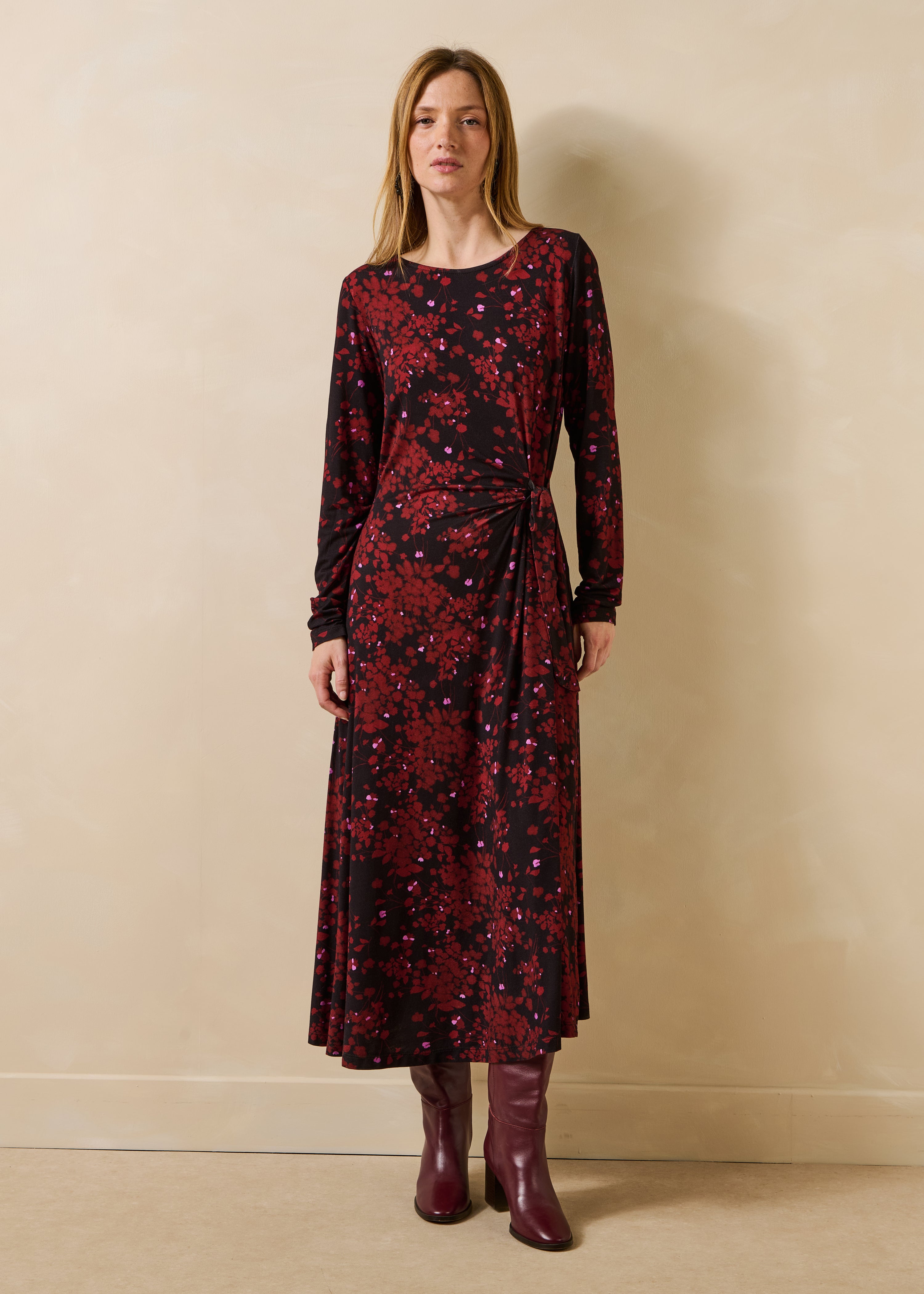 la-f-e-marabout-e-gacila-kleid-bordeaux-floral-midi image 1