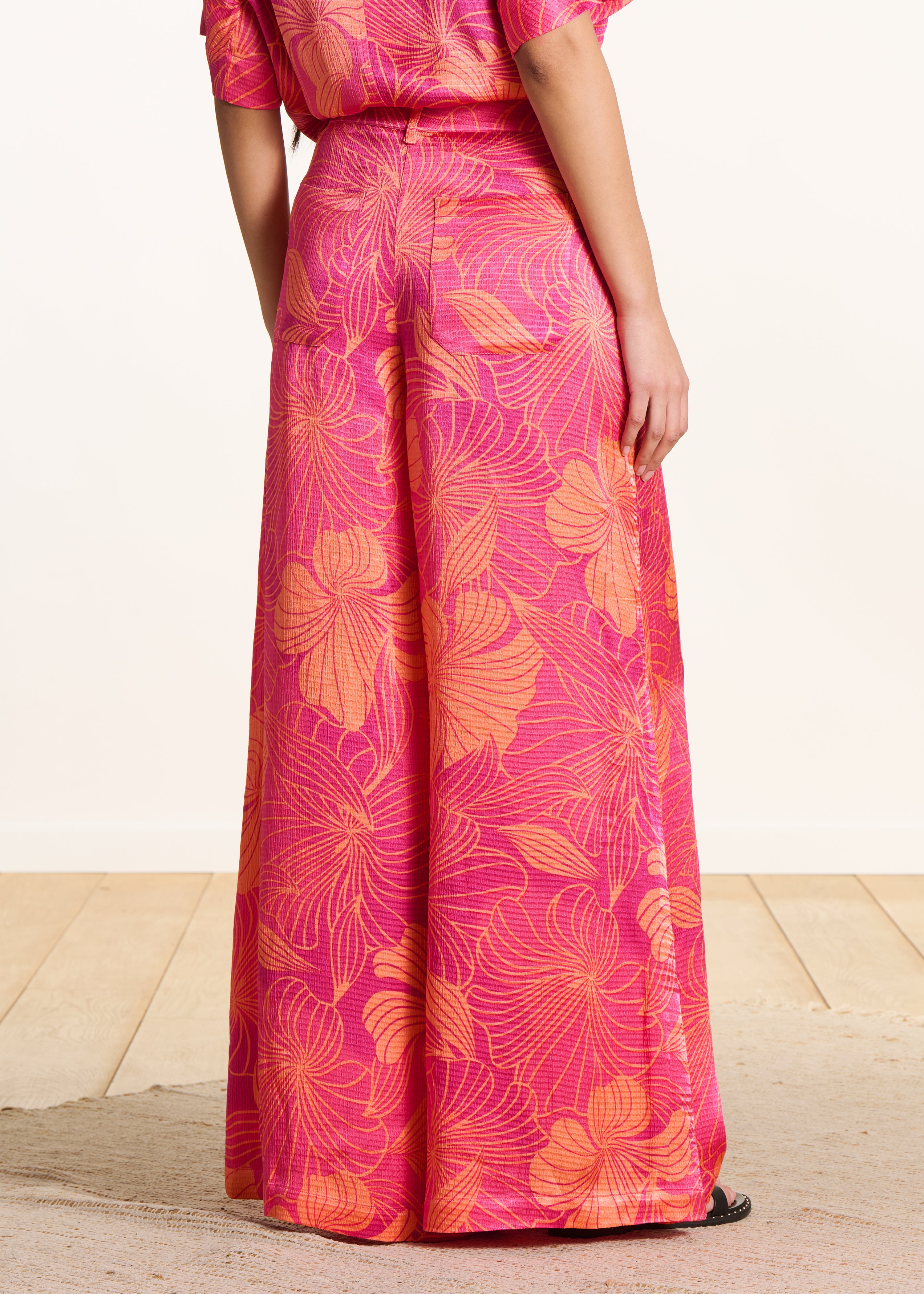 la-f-e-marabout-e-feloco-hose-blumenprint-rosa-weit image 3