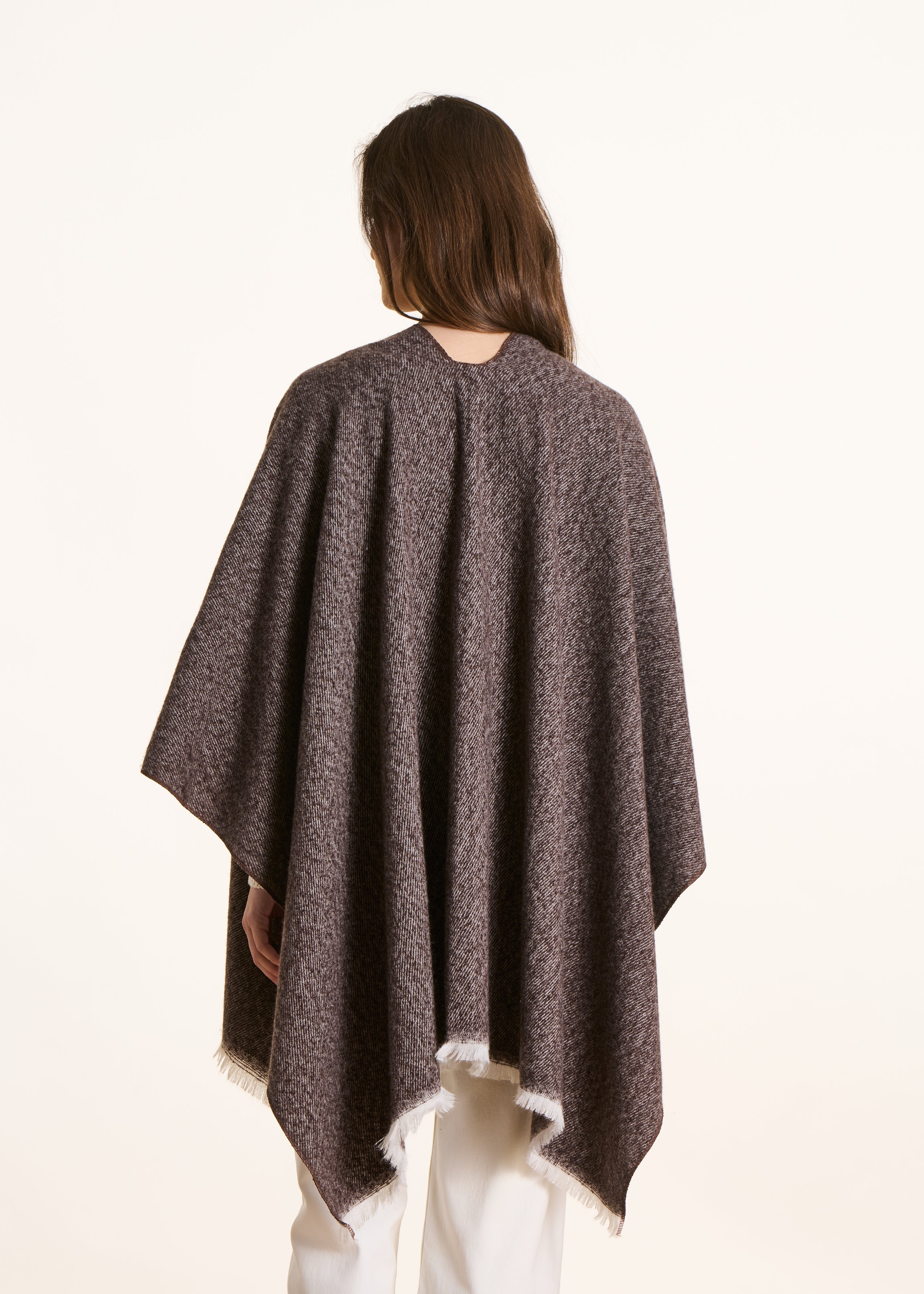 la-f-e-marabout-e-essia-poncho-taupe-mit-fransen image 3