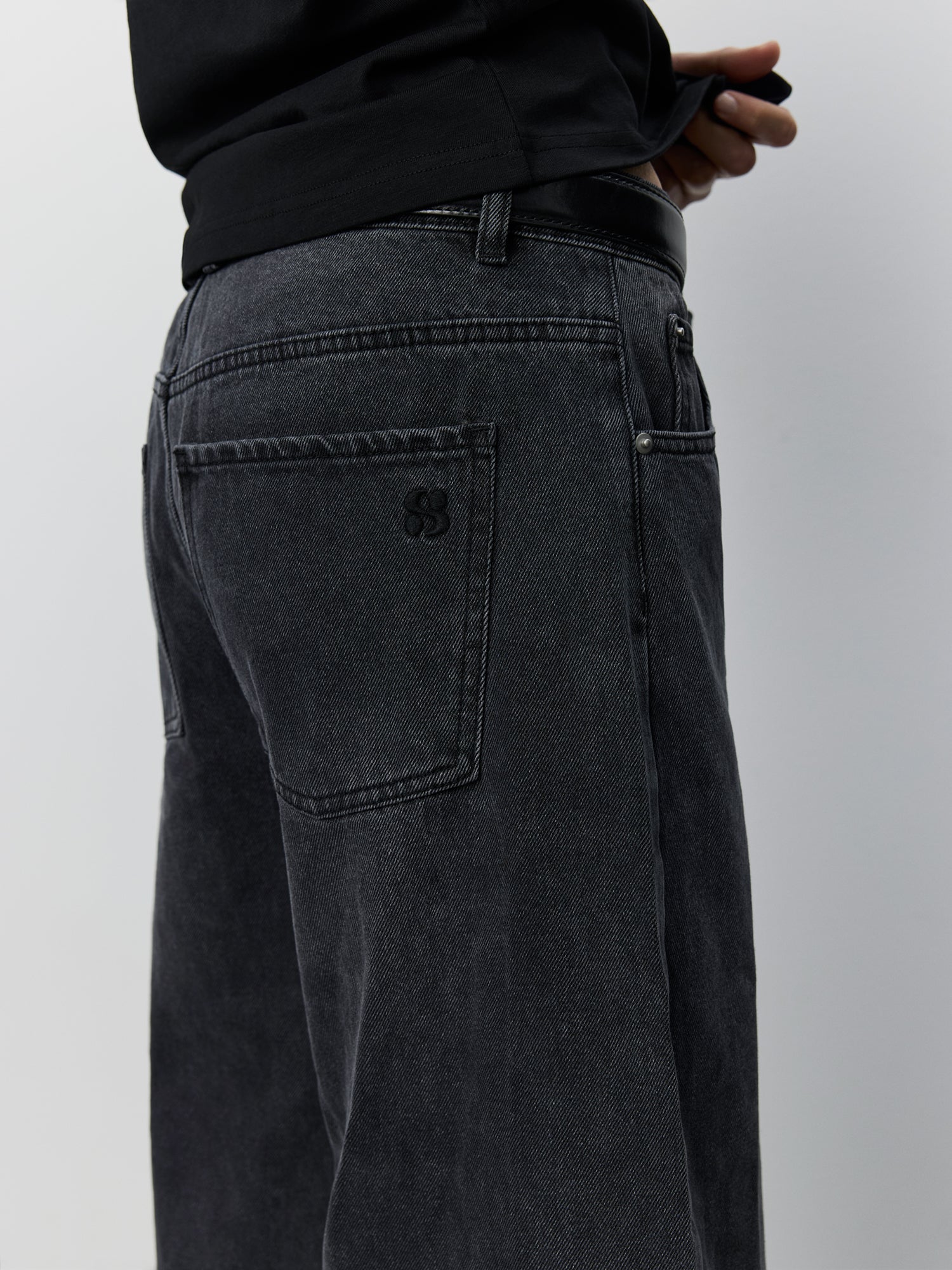 sofie-schnoor-women-tomarsw-jeans-barrel-washed-black image 6