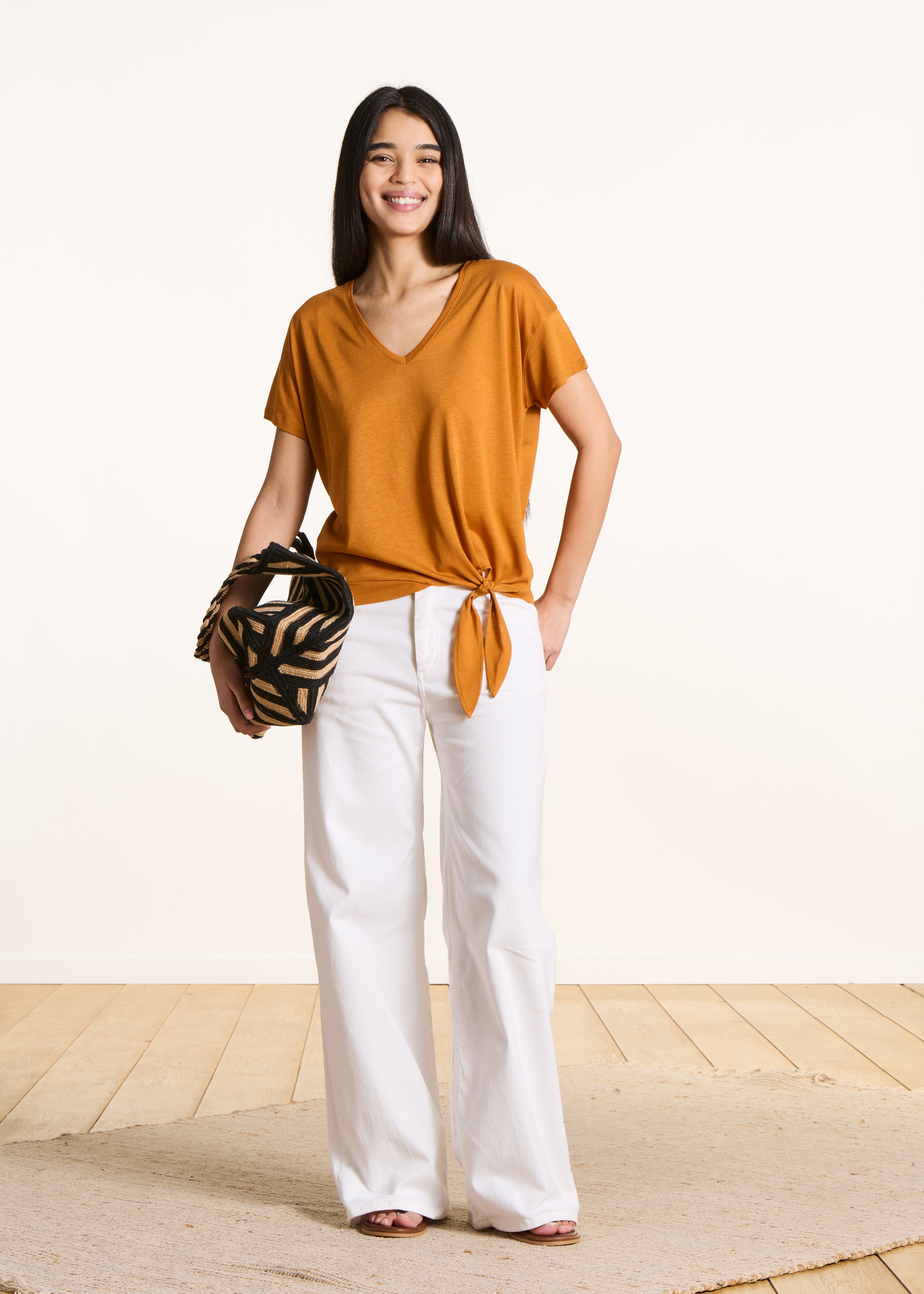 la-f-e-marabout-e-t-shirt-ocker-lyocell-damen-v-ausschnitt image 2
