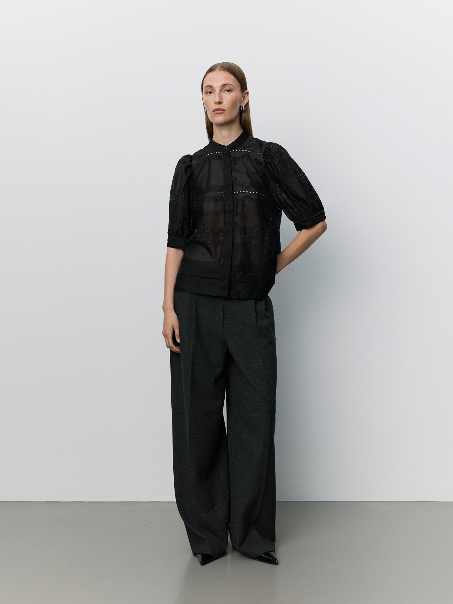 sofie-schnoor-alessiasw-bluse-stickerei-schwarz-lyocell image 2