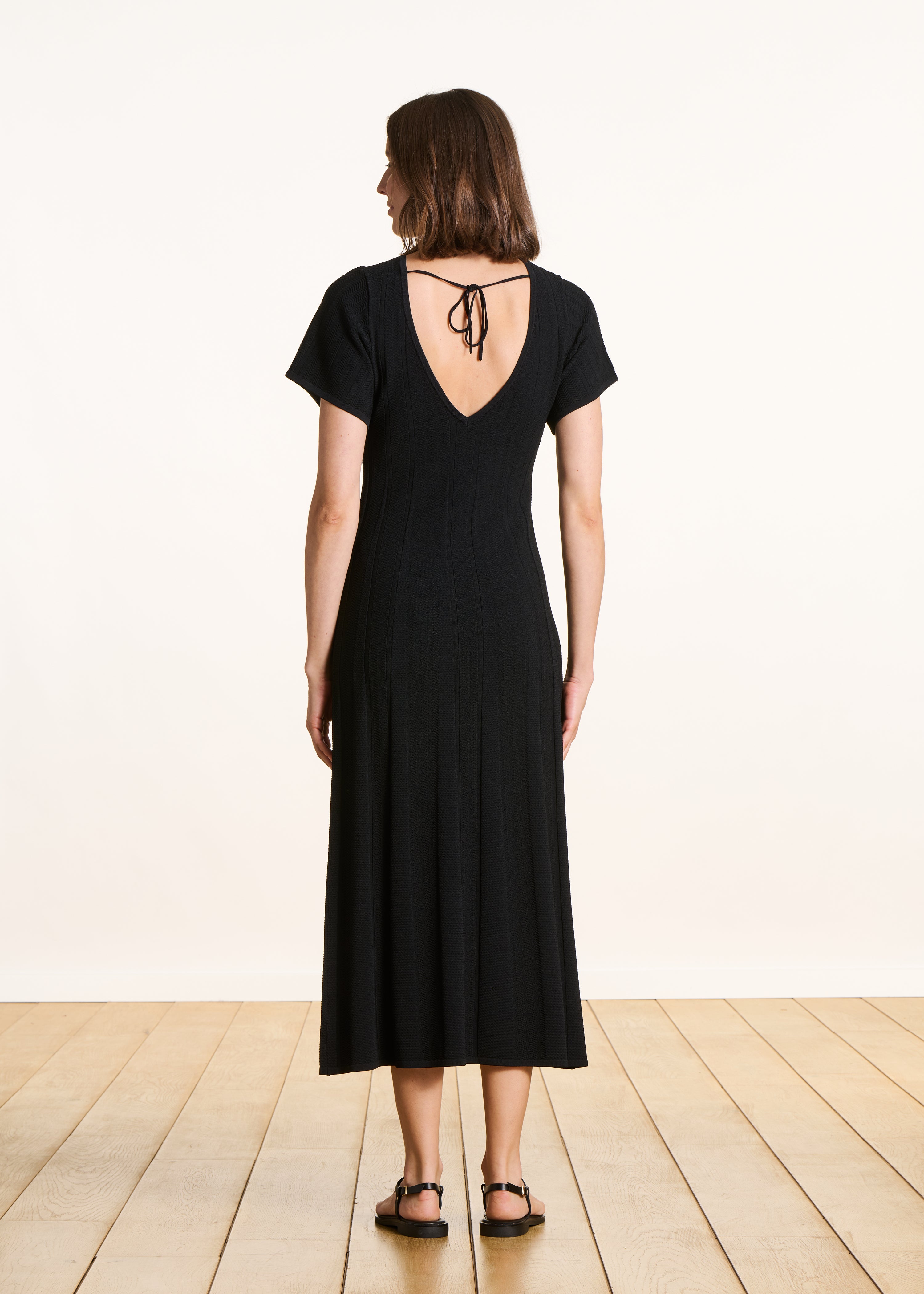 la-f-e-marabout-e-feni-maxikleid-schwarz-kurzarm-strick image 2