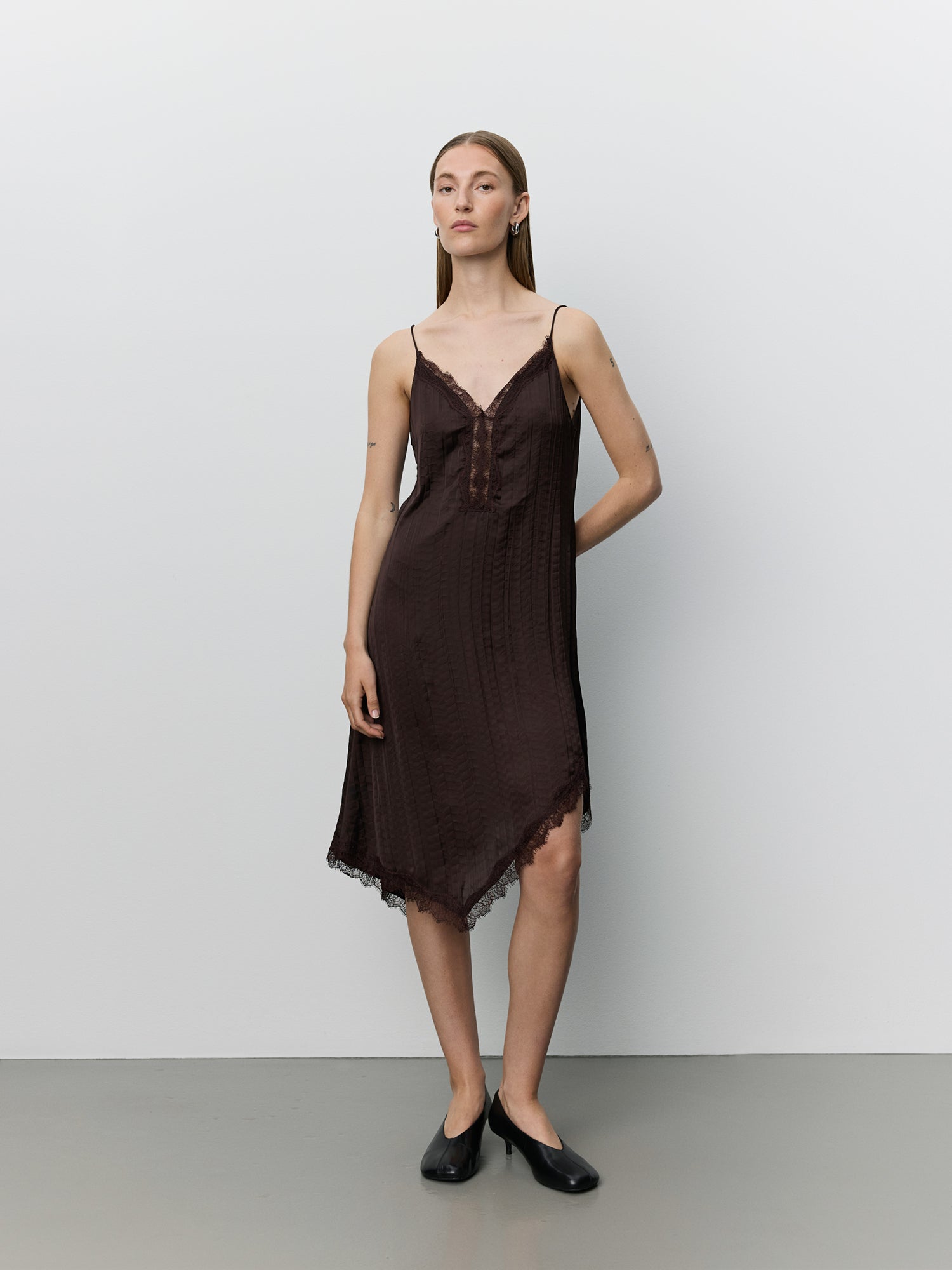 sofie-schnoor-women-winonasw-slip-dress-kleid-dunkelbraun-satin image 2