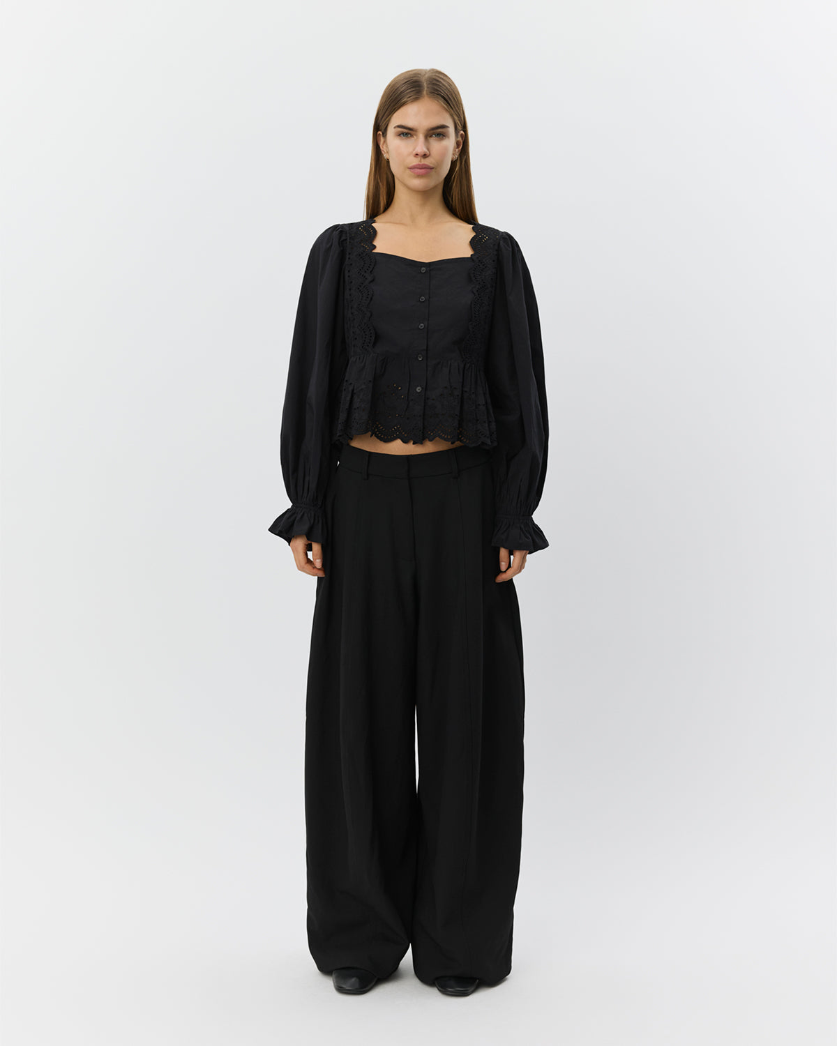 sofie-schnoor-women-ariasw-bluse-schwarz-broderie image 2