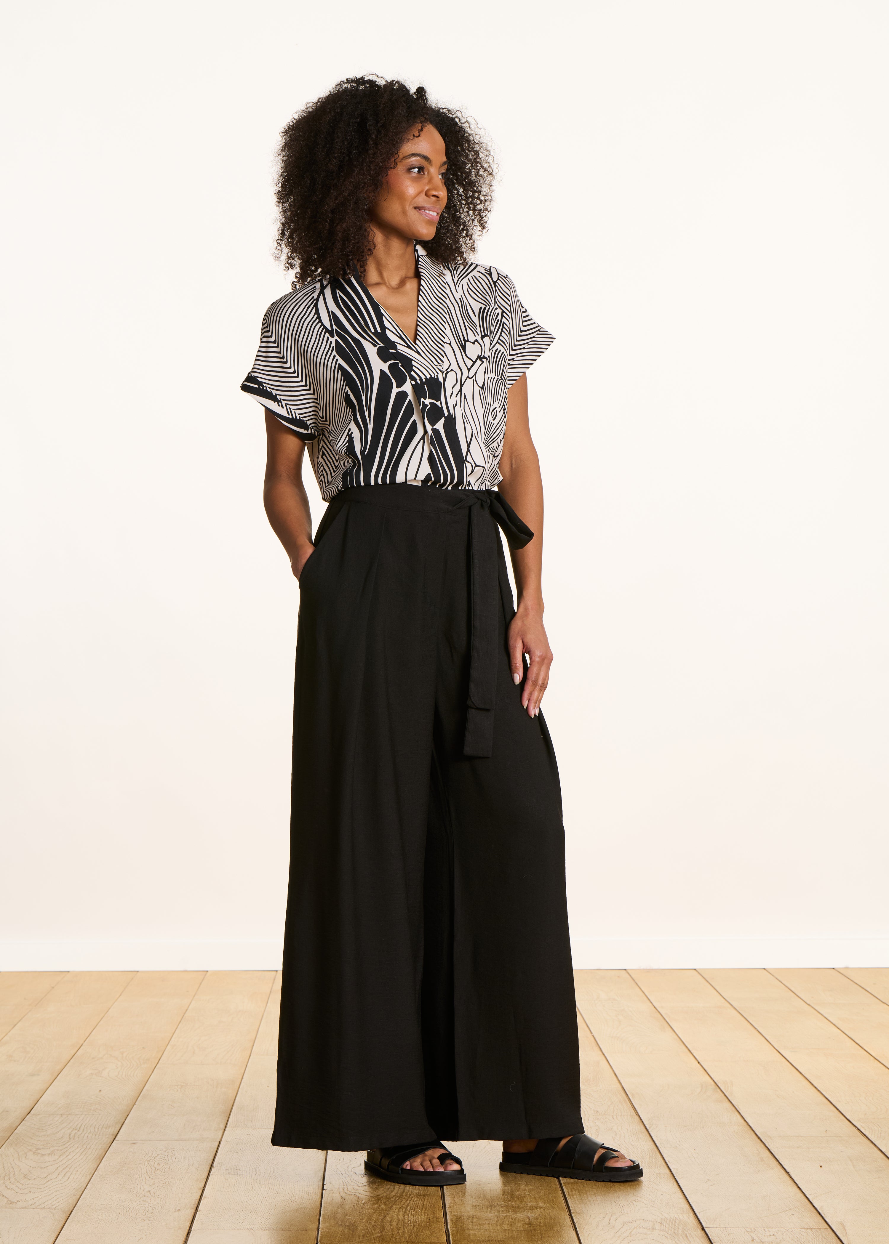 la-f-e-marabout-e-fanfan-top-schwarz-wei-floral-v-ausschnitt image 2