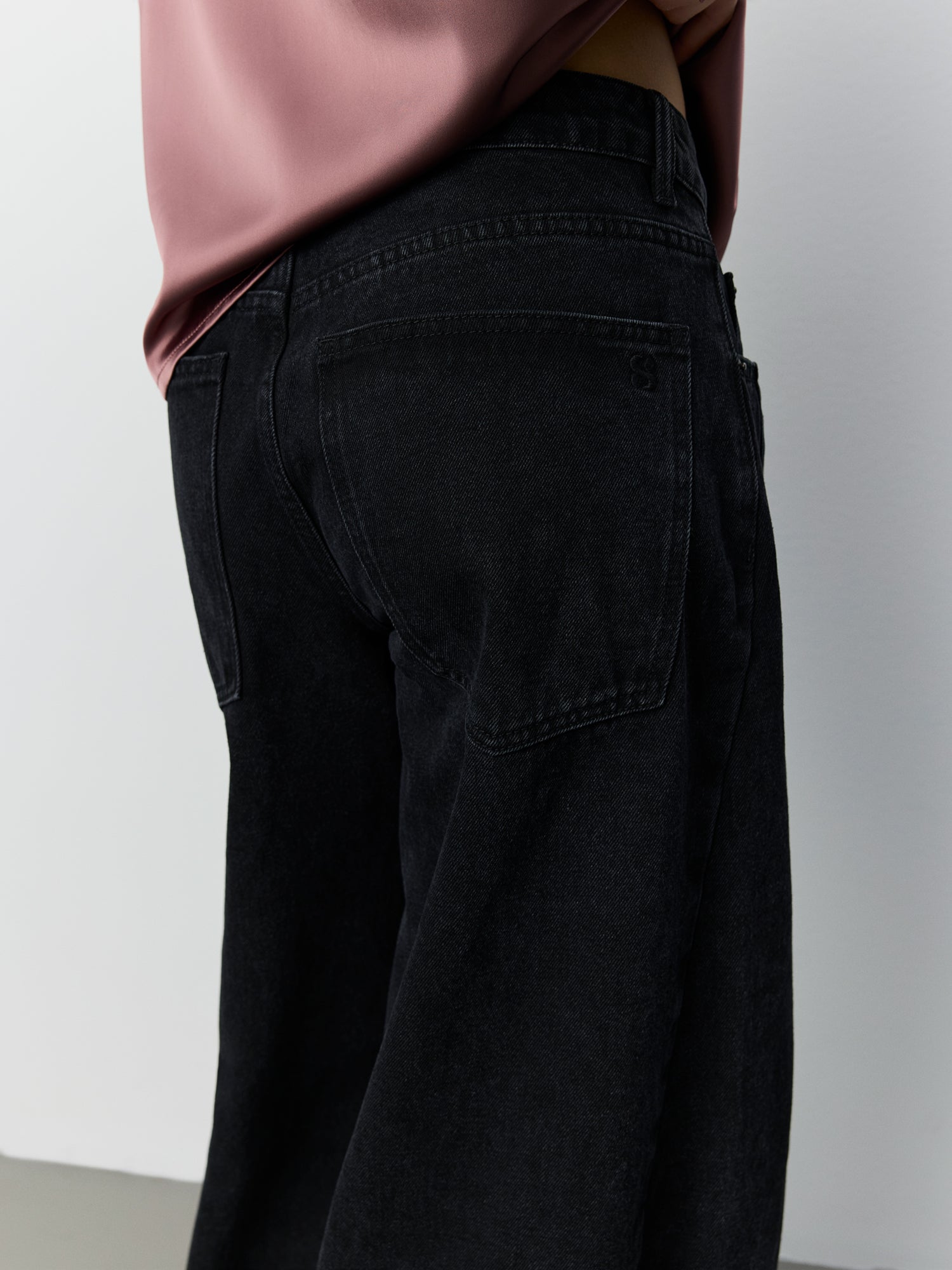 sofie-schnoor-women-valorsw-barrel-jeans-washed-black image 6