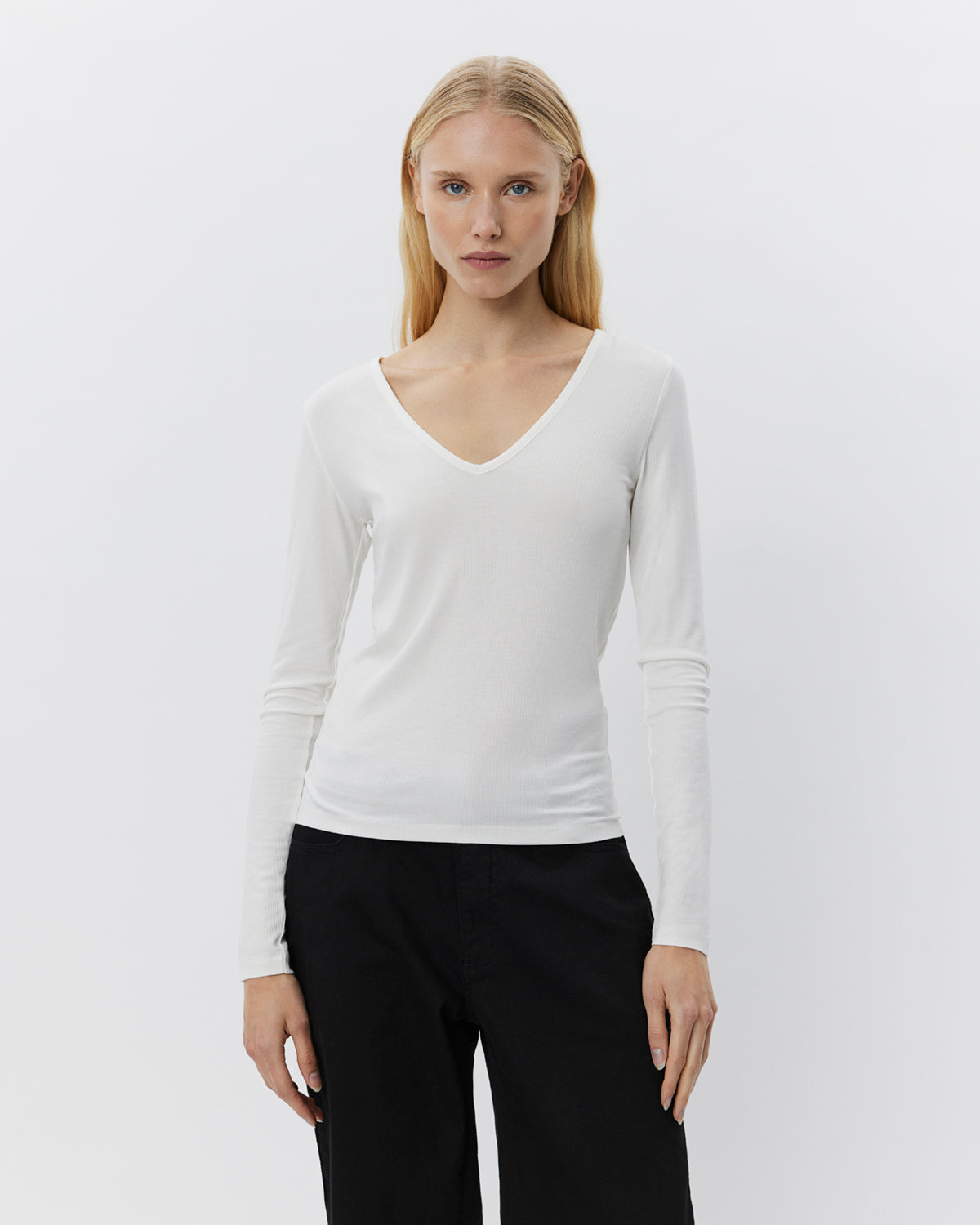 sofie-schnoor-women-sallysw-langarmshirt-wei-v-ausschnitt image 2