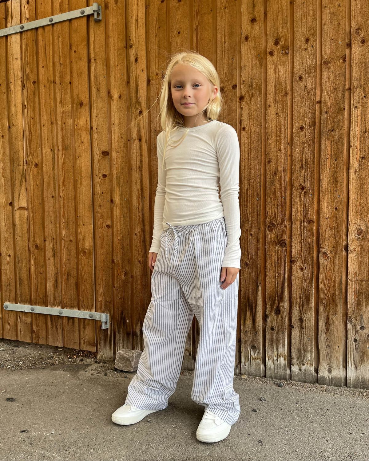 sofie-schnoor-young-abigailesy-hose-dunkelblau-gestreift image 2