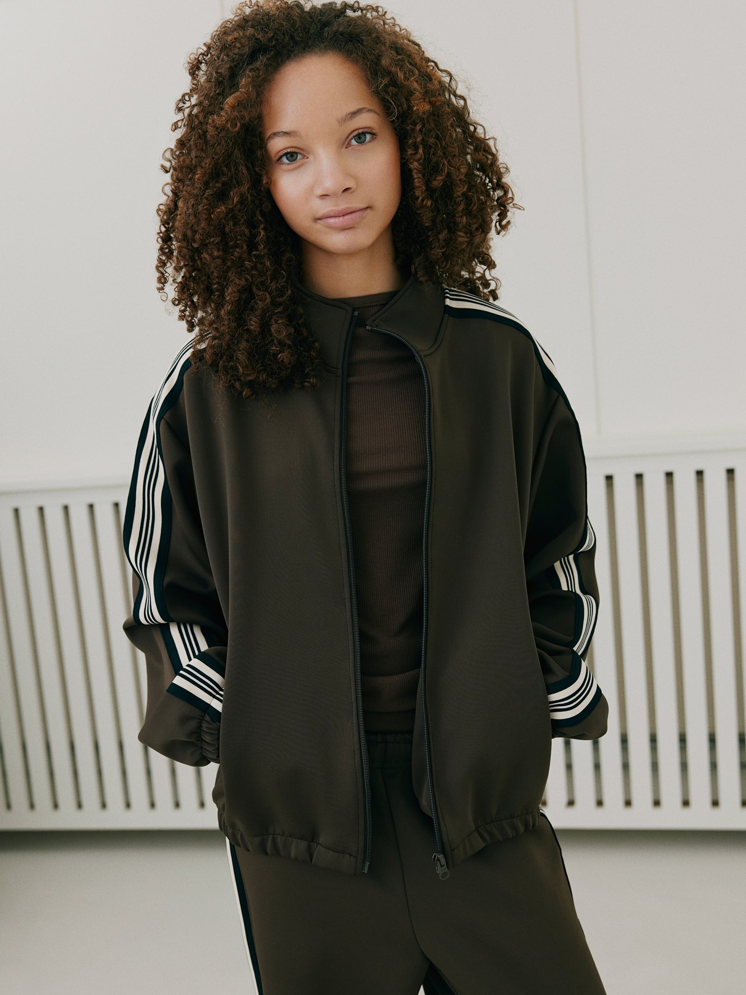 sofie-schnoor-young-barbarsy-trainingsjacke-braun image 3