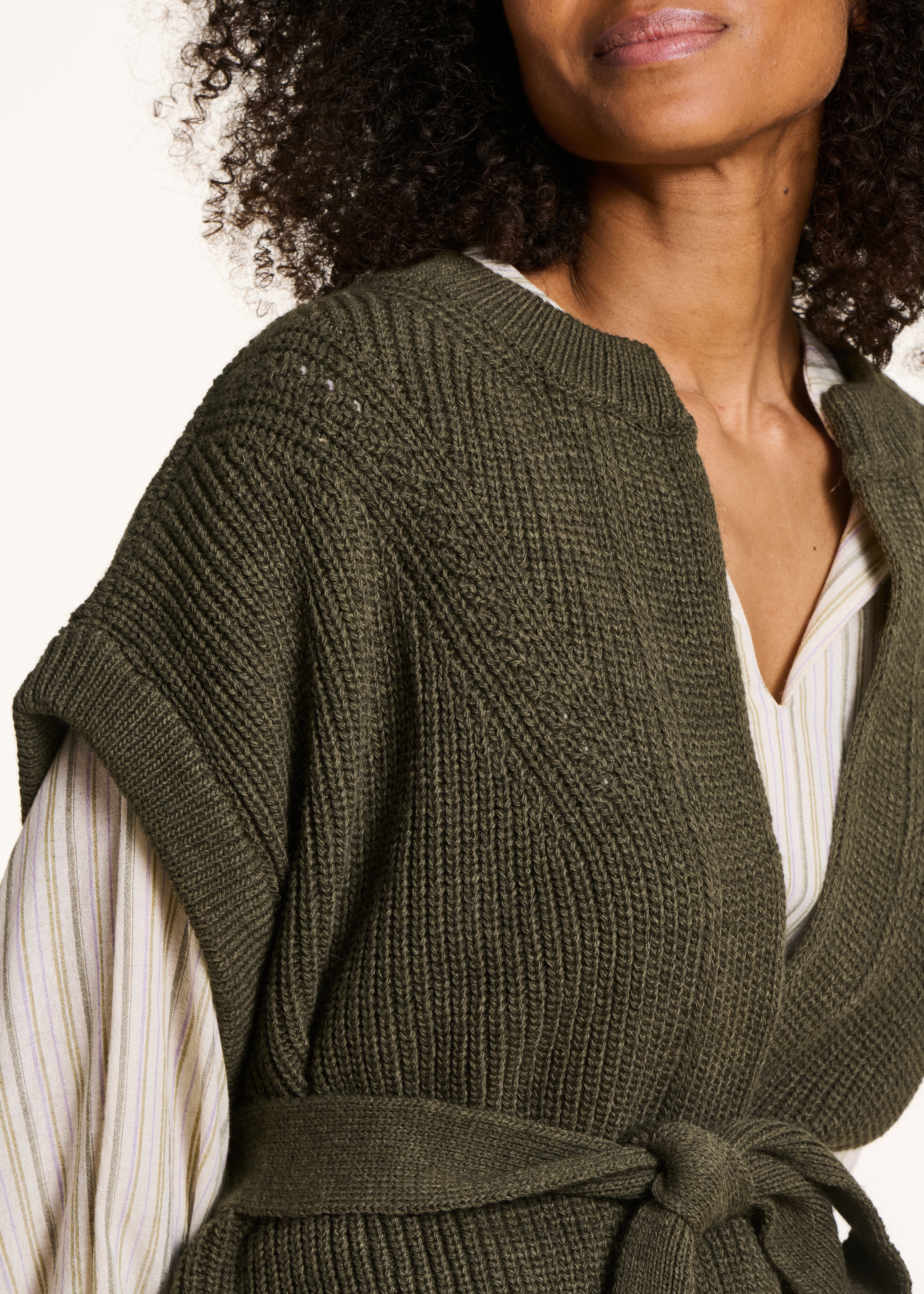 la-f-e-marabout-e-ewen-strickweste-khaki-mit-g-rtel image 5
