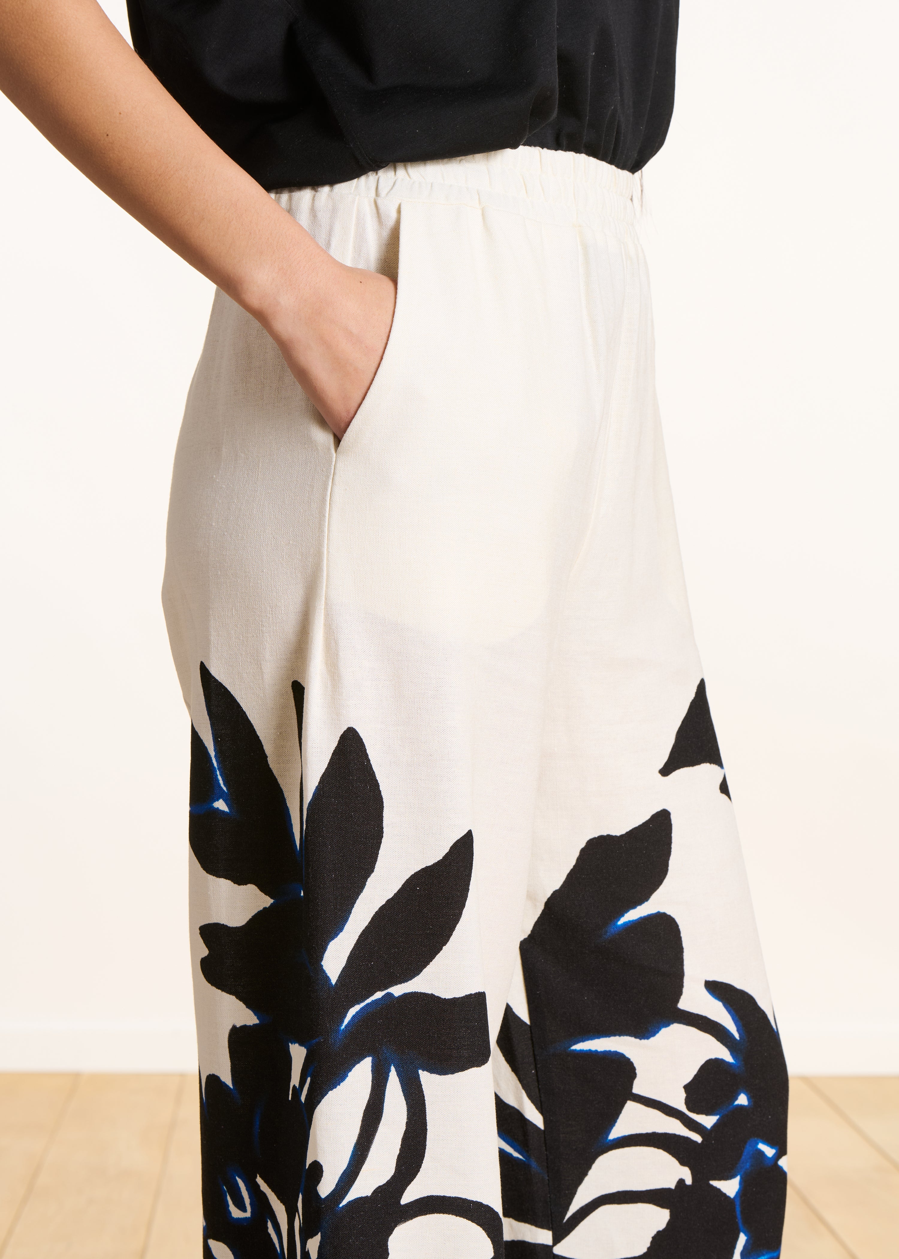 la-f-e-marabout-e-demeris-hose-ecru-schwarz-floral image 6