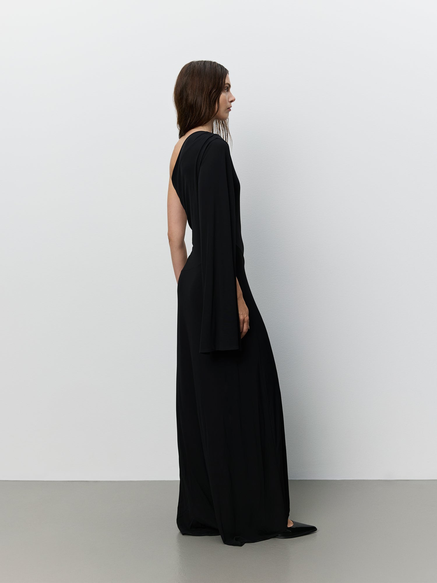 sofie-schnoor-women-icon-011-vikanasw-kleid-schwarz-one-shoulder image 4