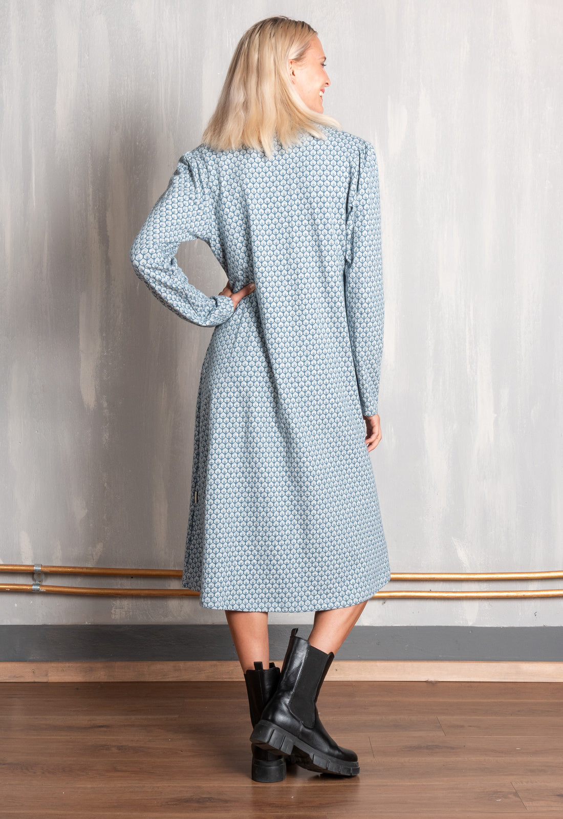 moshiki-dress-g4-jacquard-kleid-bio-baumwolle-v-ausschnitt image 6