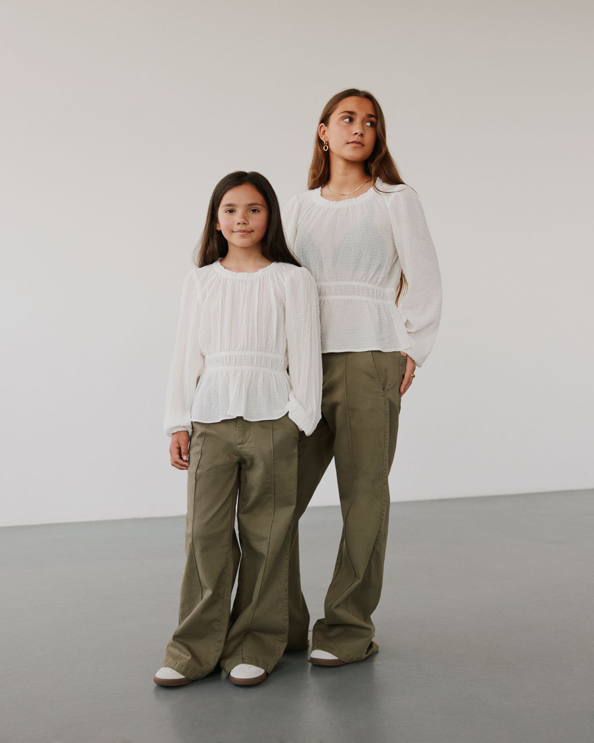 sofie-schnoor-young-izzasy-g243263-hose-gr-n-stretch image 3
