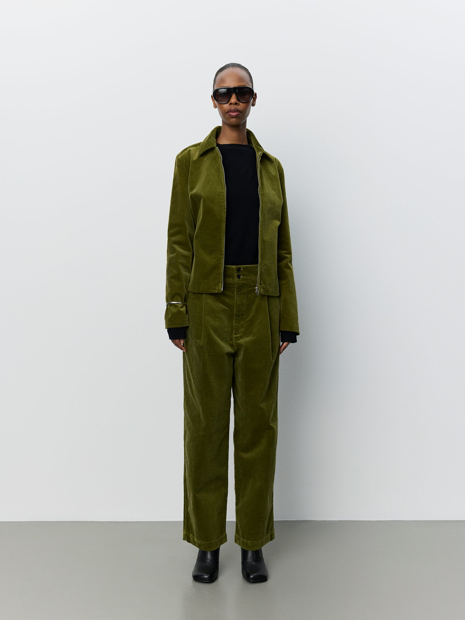 sofie-schnoor-women-worasw-baggy-cordhose-oliv image 2