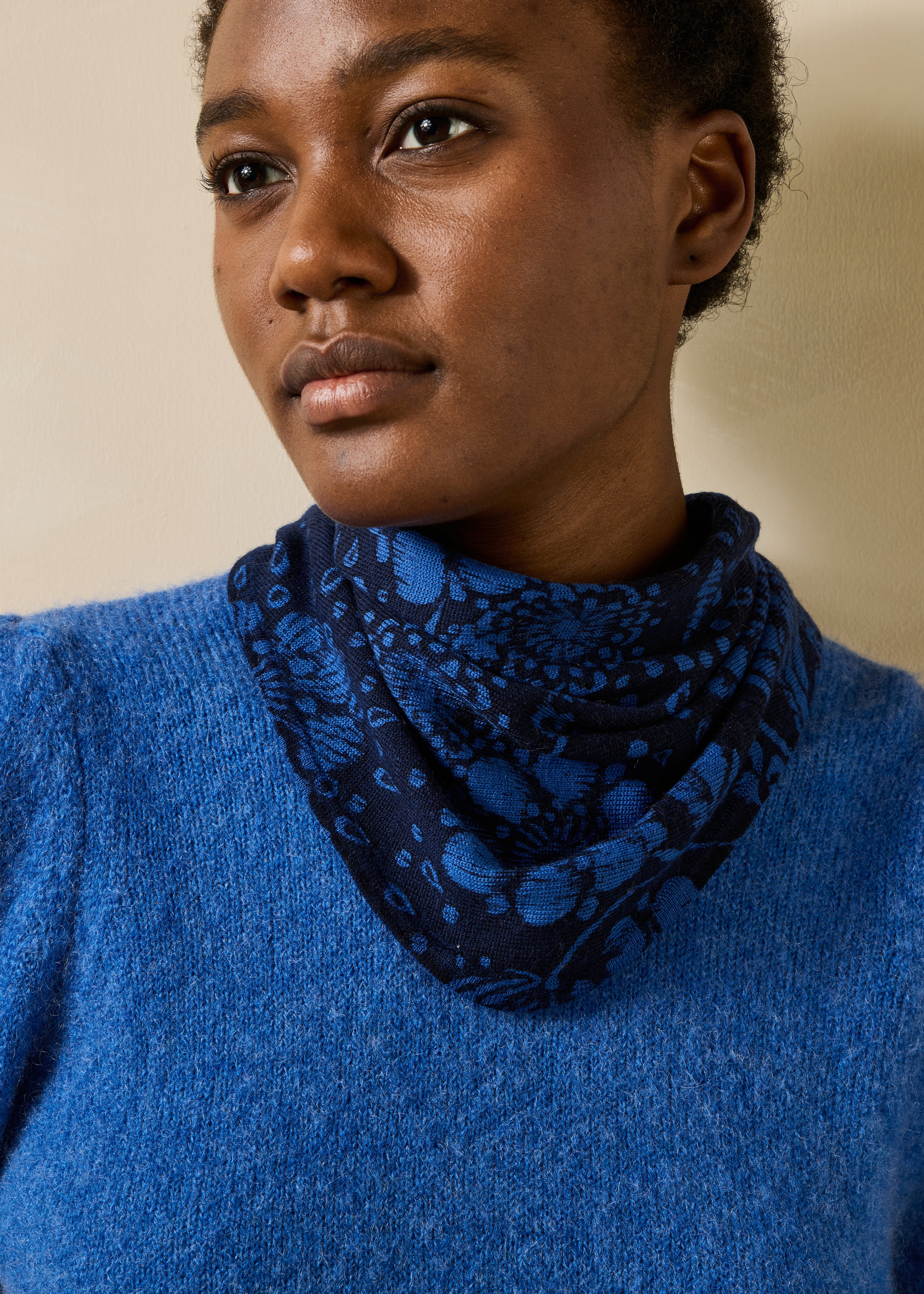 la-f-e-marabout-e-guana-tuch-wolle-blau-blumen image 1
