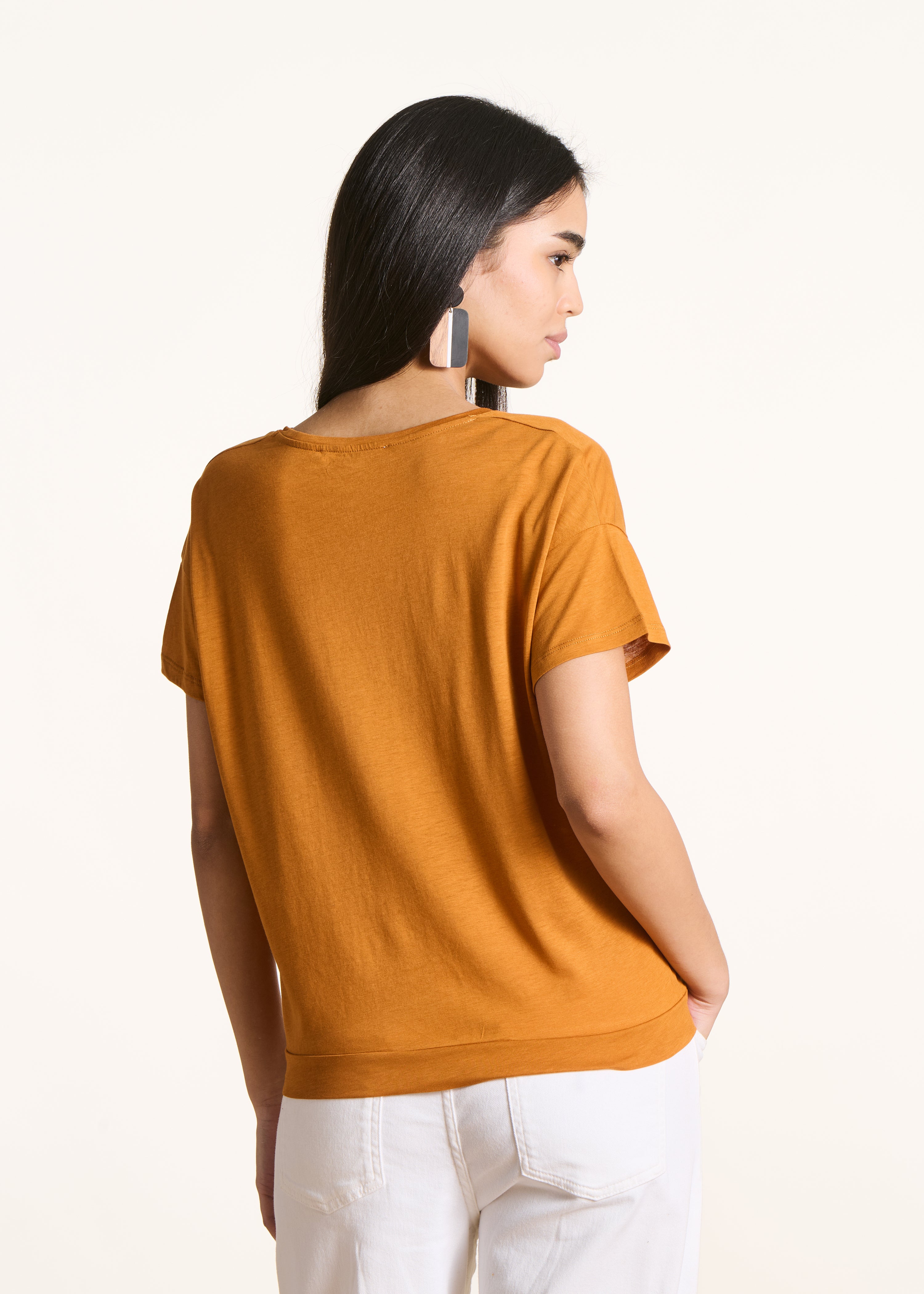 la-f-e-marabout-e-t-shirt-ocker-lyocell-damen-v-ausschnitt image 3