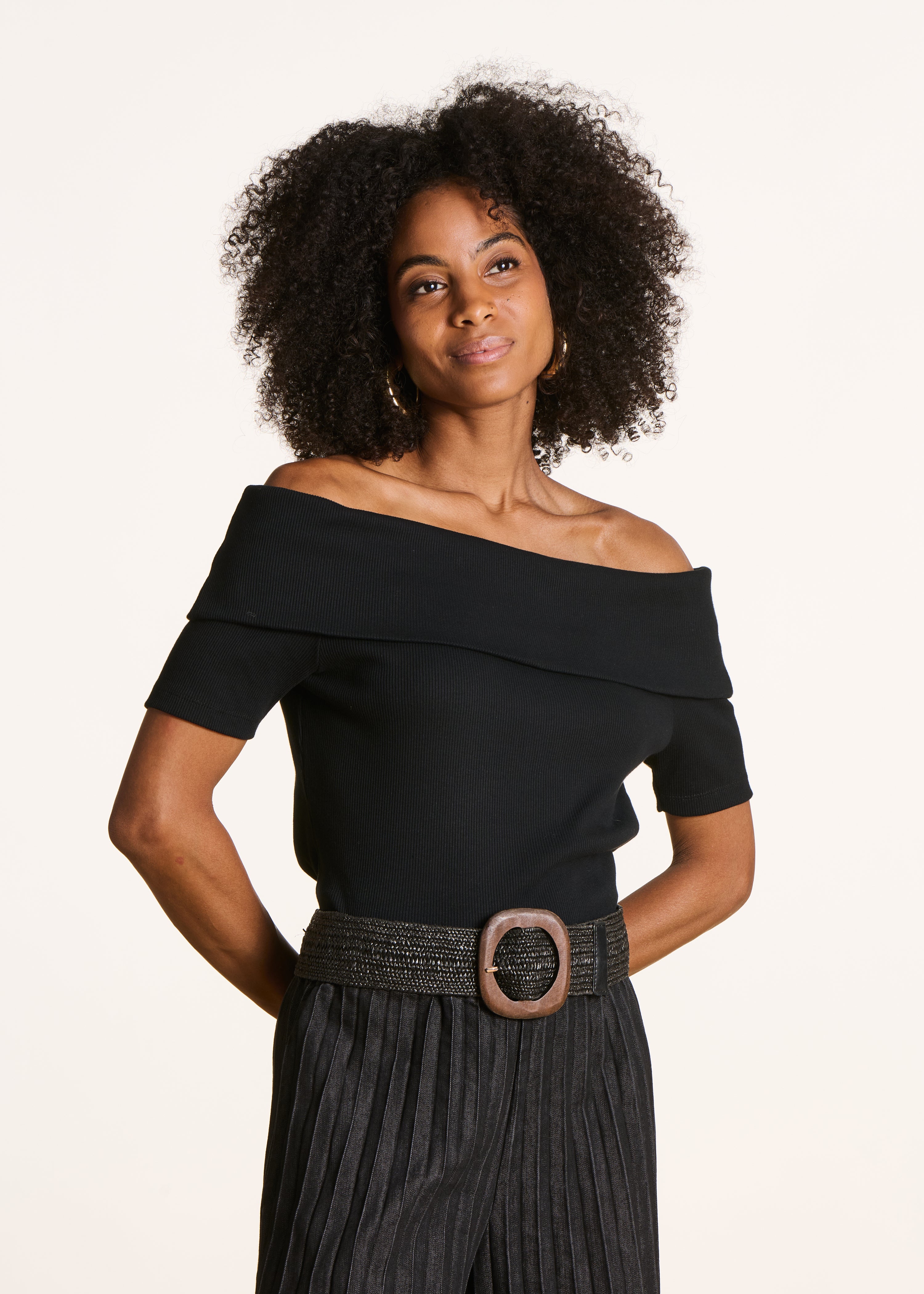 la-f-e-marabout-e-ditic-schwarzes-t-shirt-bio-schulterfrei image 5