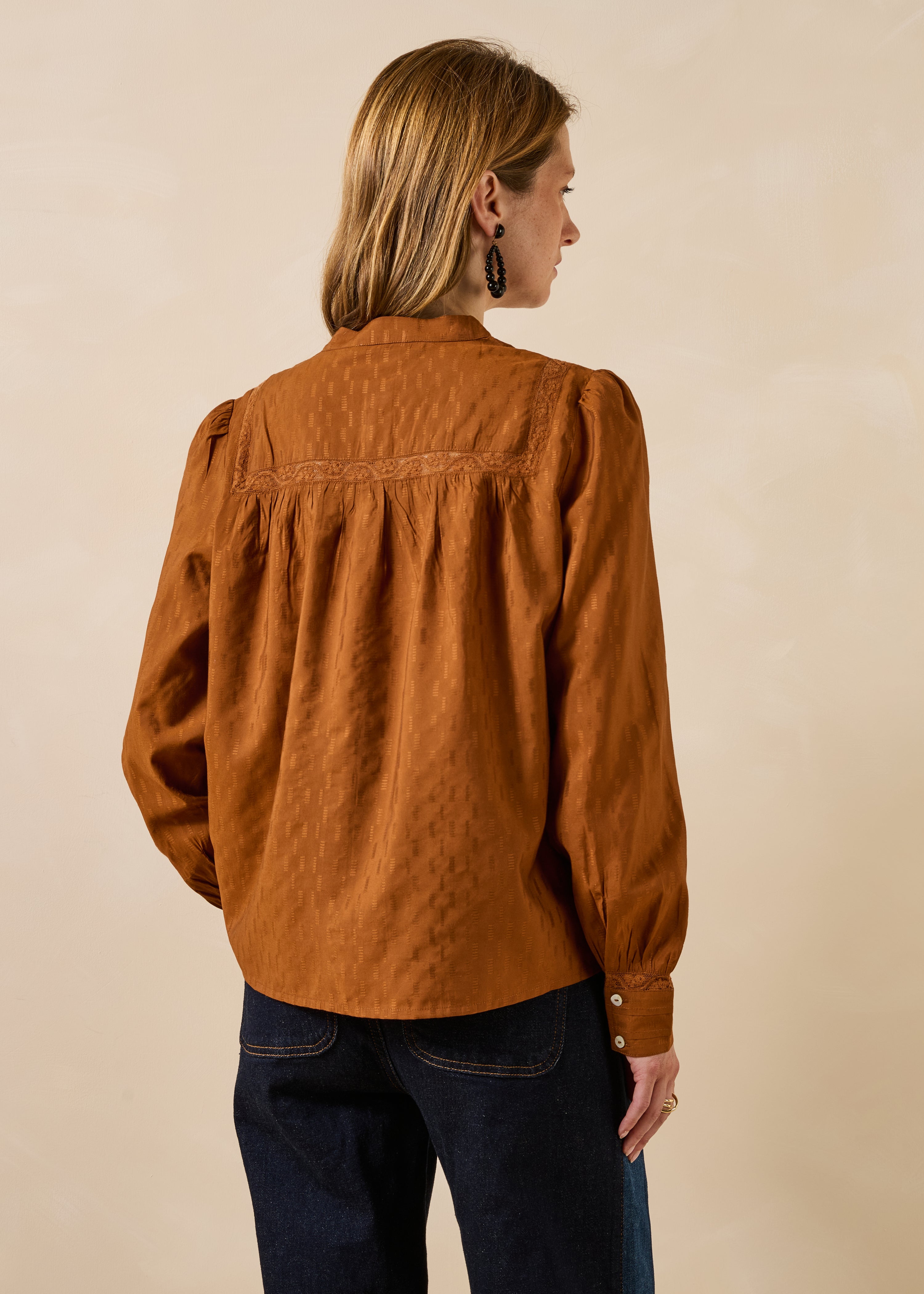 la-f-e-marabout-e-gorane-bluse-cognac-jacquard-spitze image 3