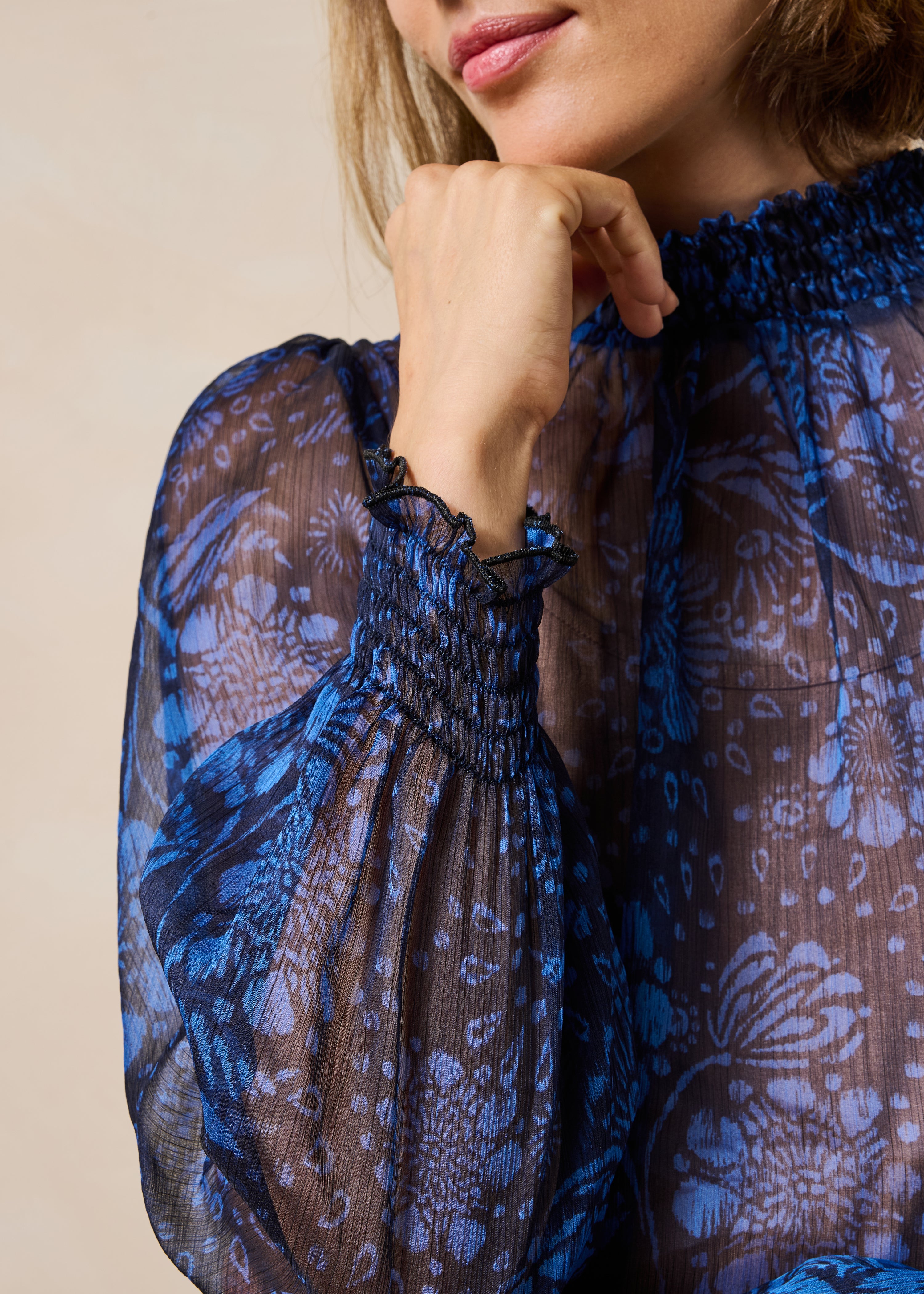 la-f-e-marabout-e-gluter-top-blau-floral-voile image 6