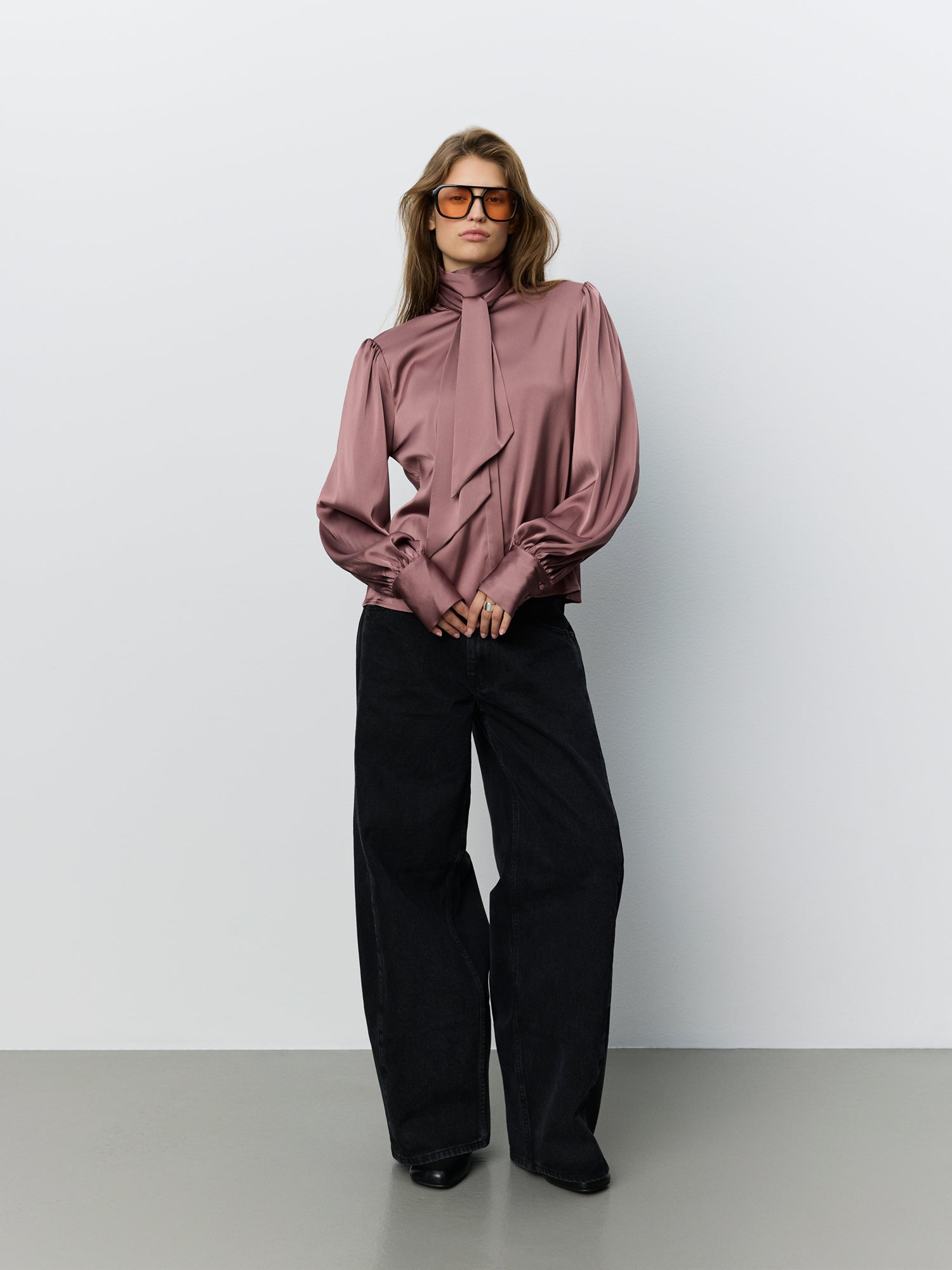 sofie-schnoor-women-carinasw-satin-bluse-dusty-plum image 2