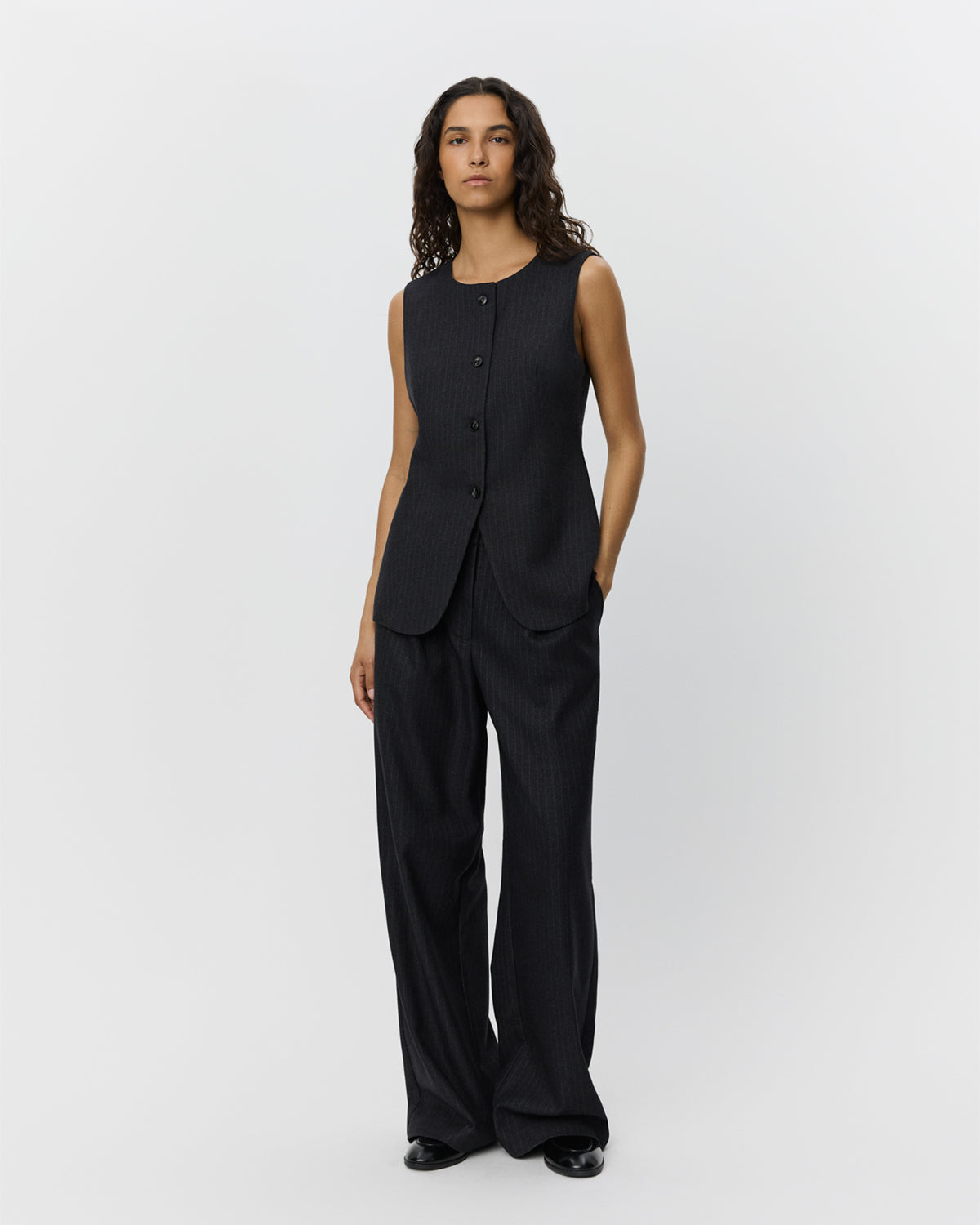 sofie-schnoor-women-merthasw-weste-schwarz-nadelstreifen image 2
