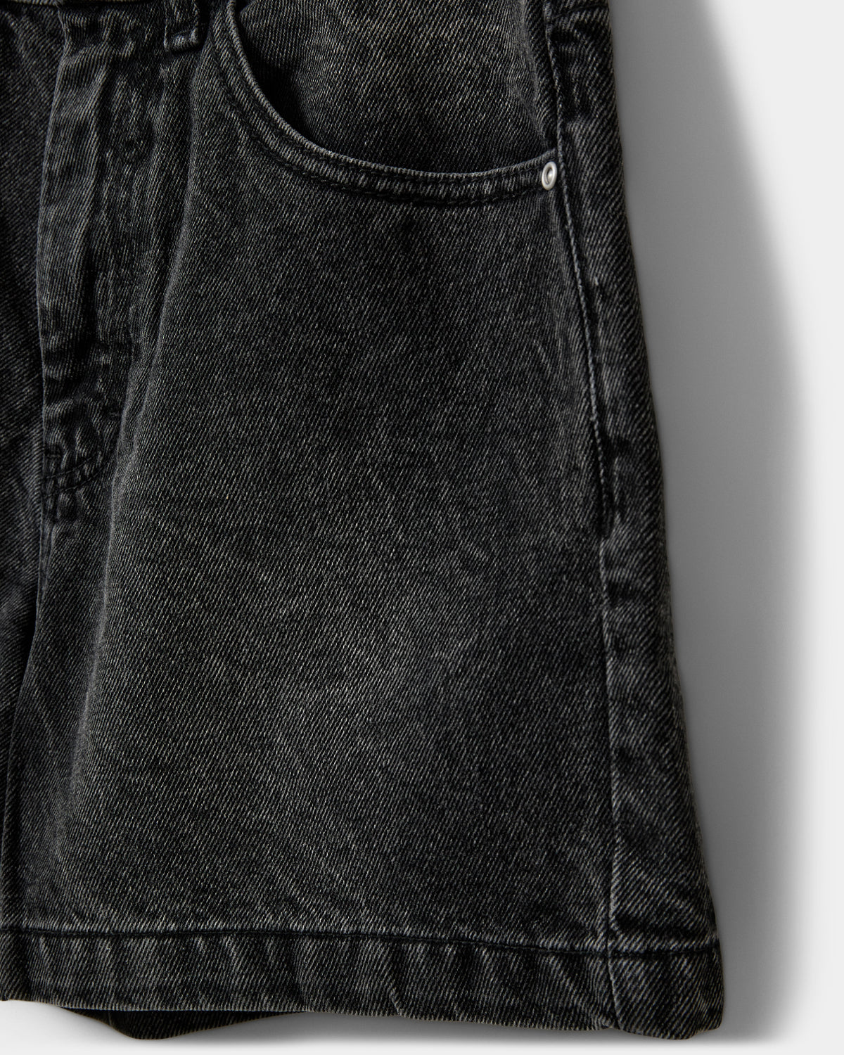 sofie-schnoor-young-gabriellasy-denim-shorts-washed-black image 3