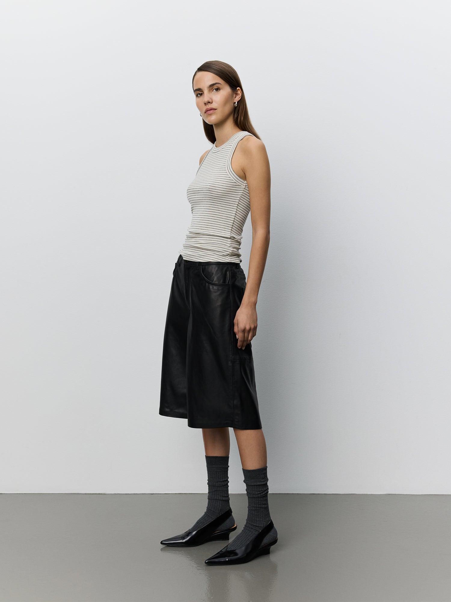 sofie-schnoor-women-vokesw-leder-shorts-schwarz-lammleder image 3