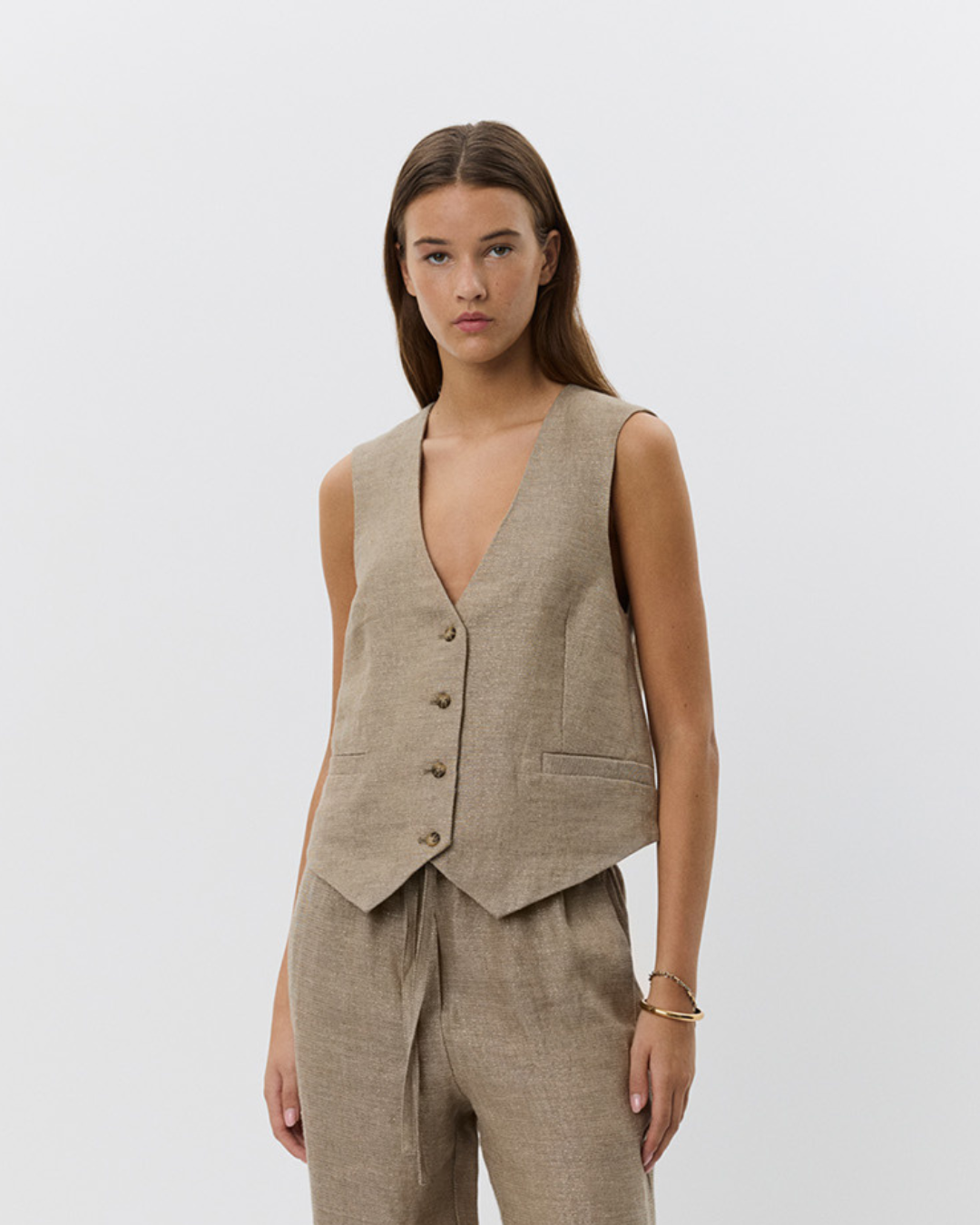 sofie-schnoor-women-ida-weste-s252436-hellbraun-leinen image 6