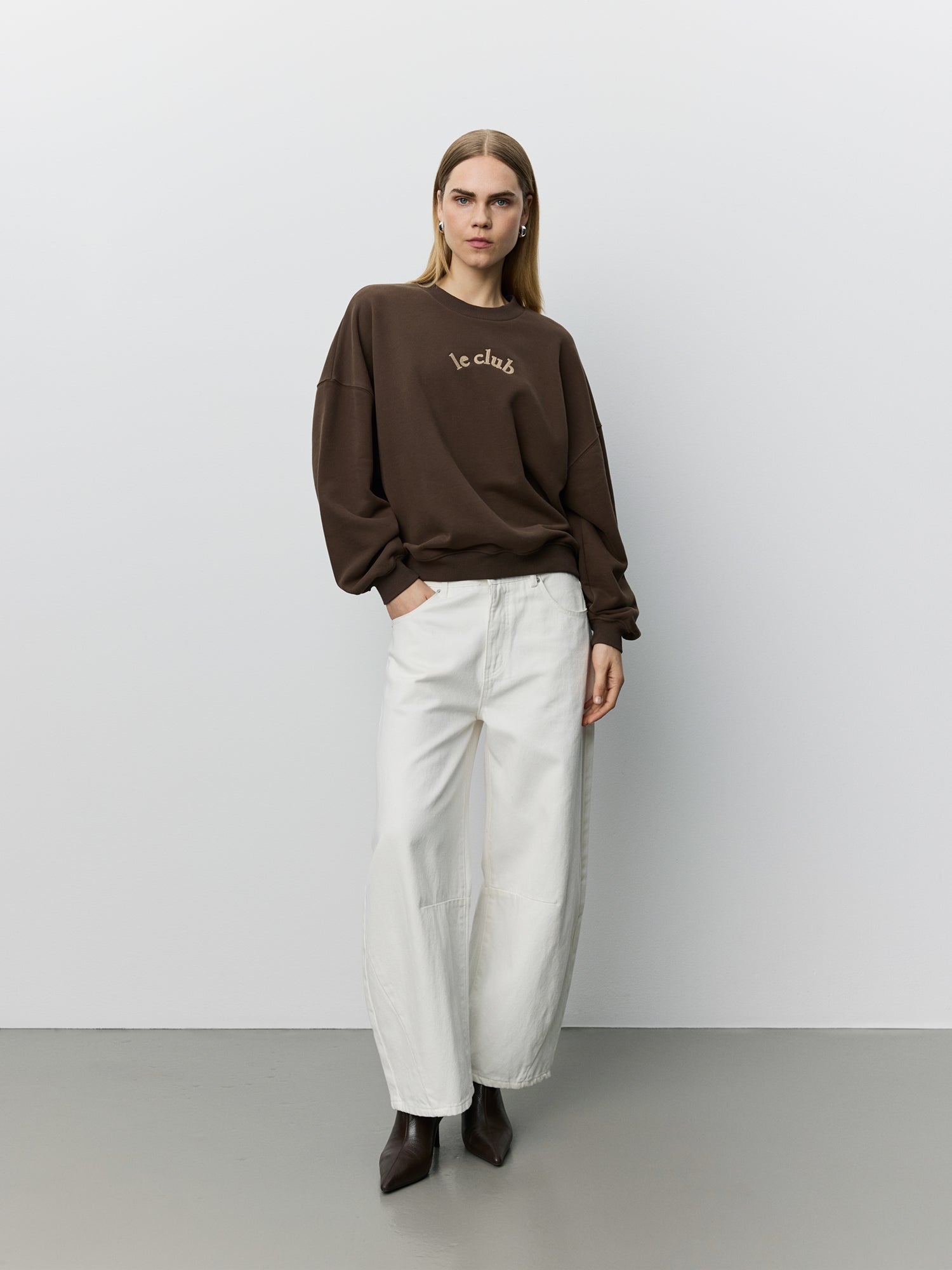 sofie-schnoor-parossw-sweatshirt-dark-brown-oversized image 2