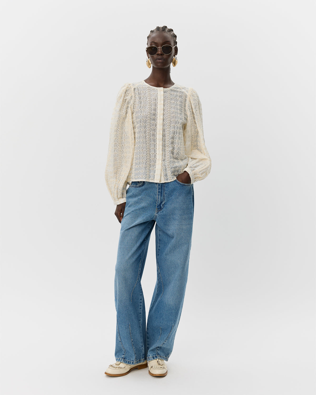 sofie-schnoor-corasw-bluse-creme-lochstickerei image 2