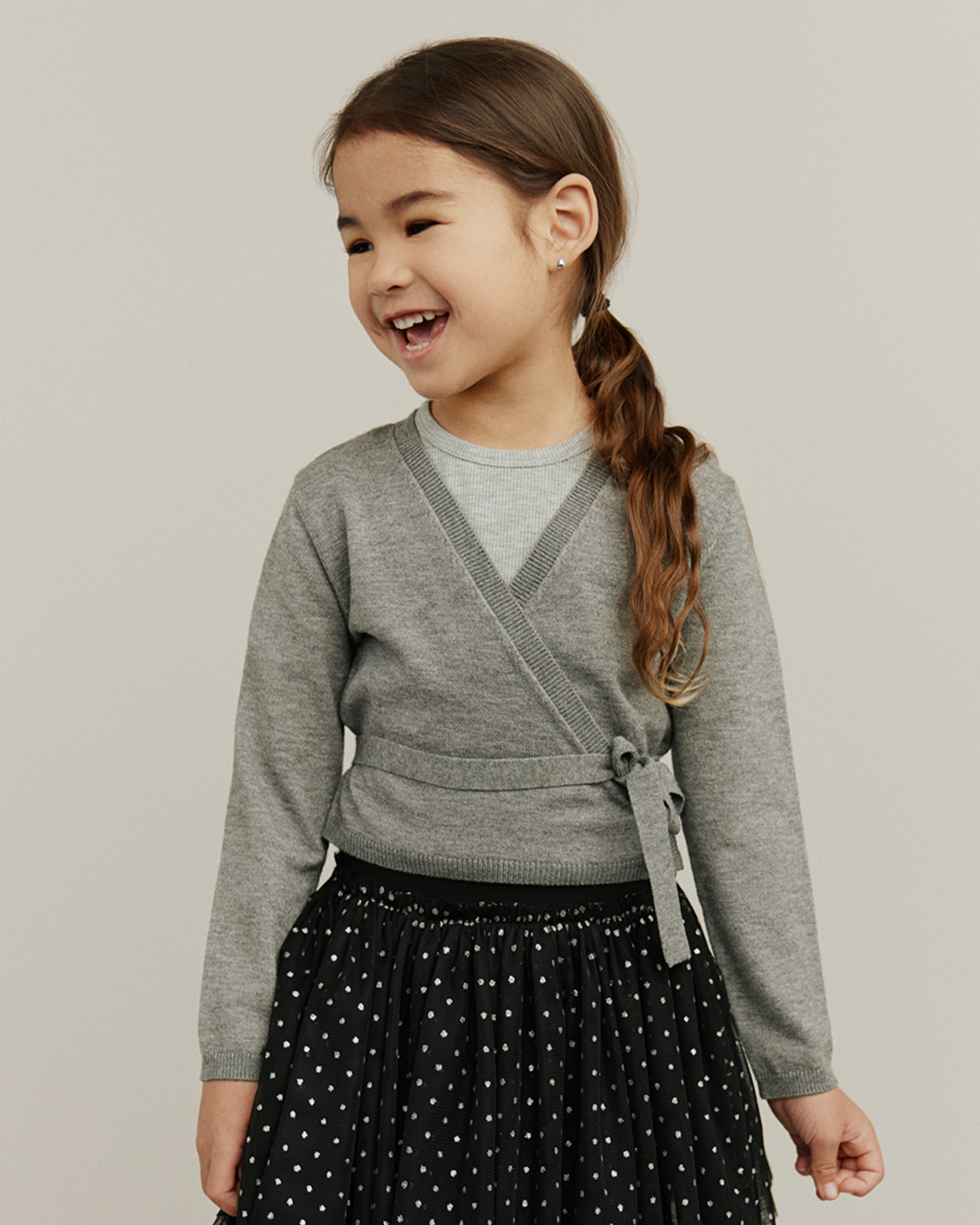 sofie-schnoor-kids-gracysk-pnos616-strickjacke-hellgrau image 2