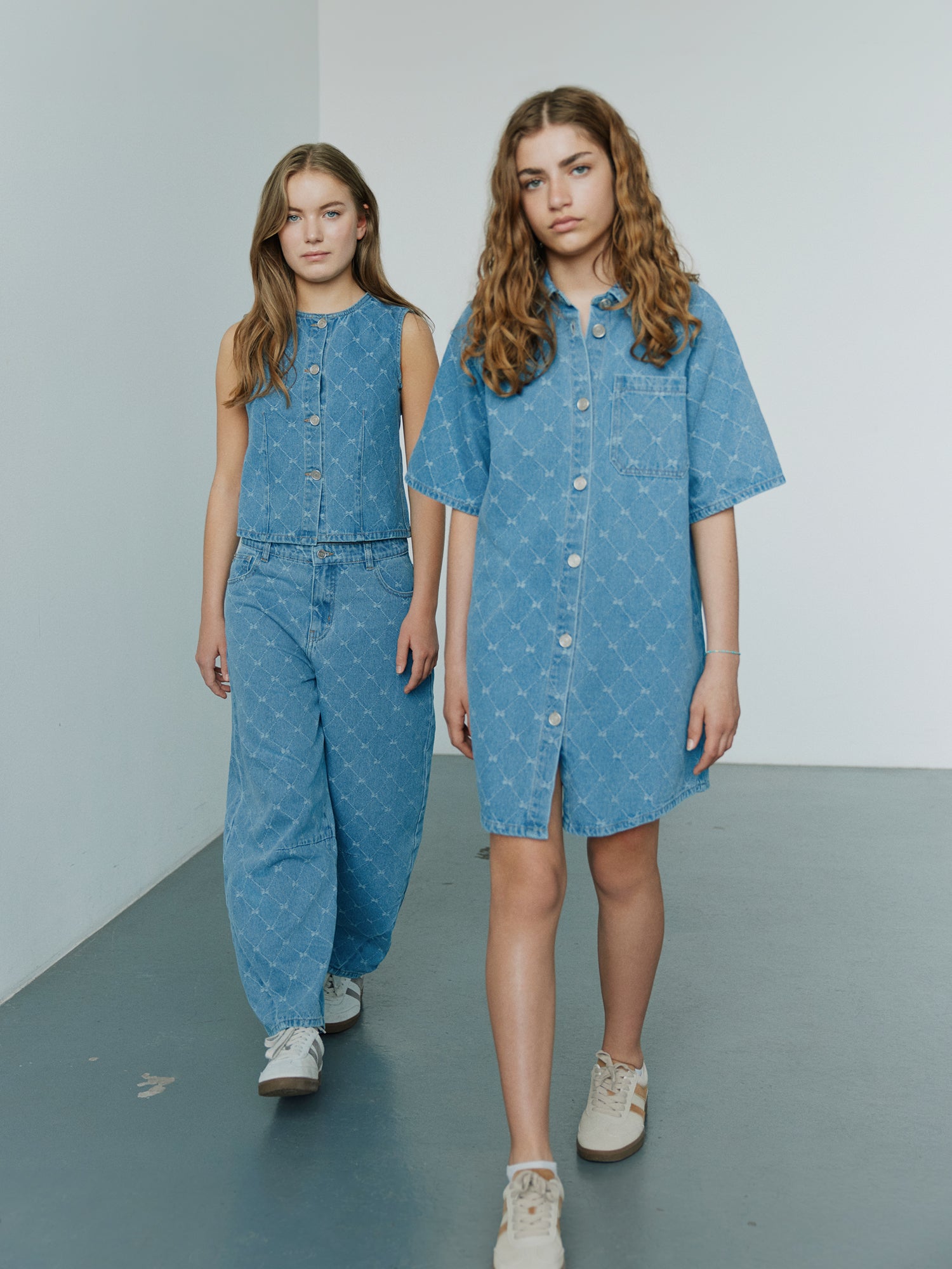 sofie-schnoor-young-mayasy-kleid-denim-blue-schleifen image 5
