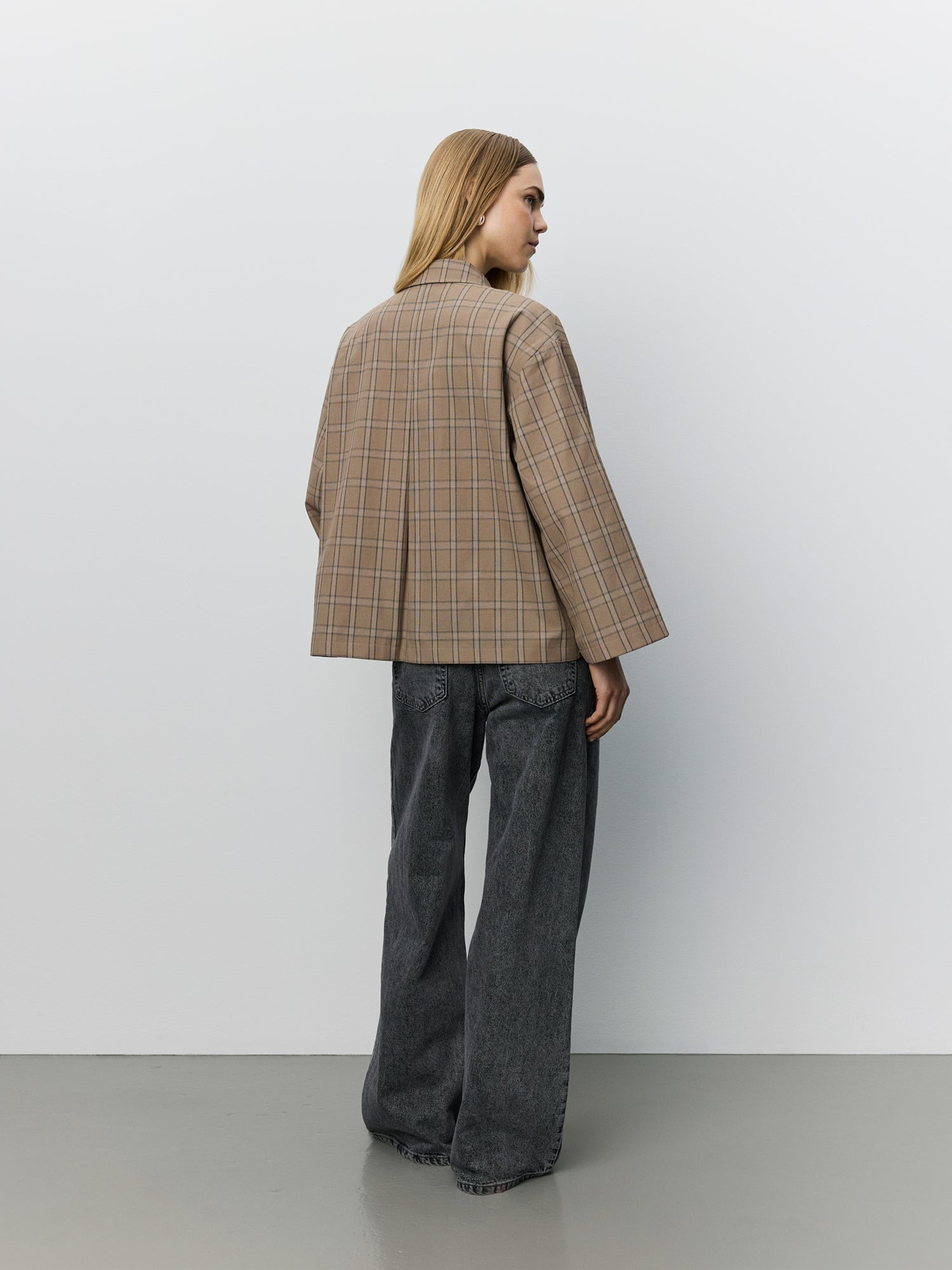 sofie-schnoor-agathasw-jacke-karo-hellbraun image 4